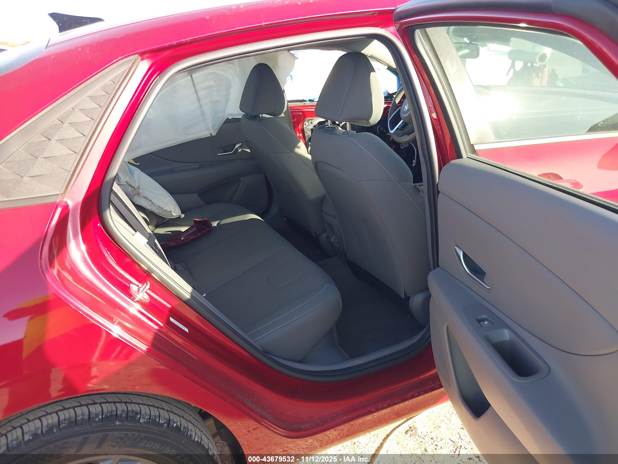 HYUNDAI ELANTRA image 8