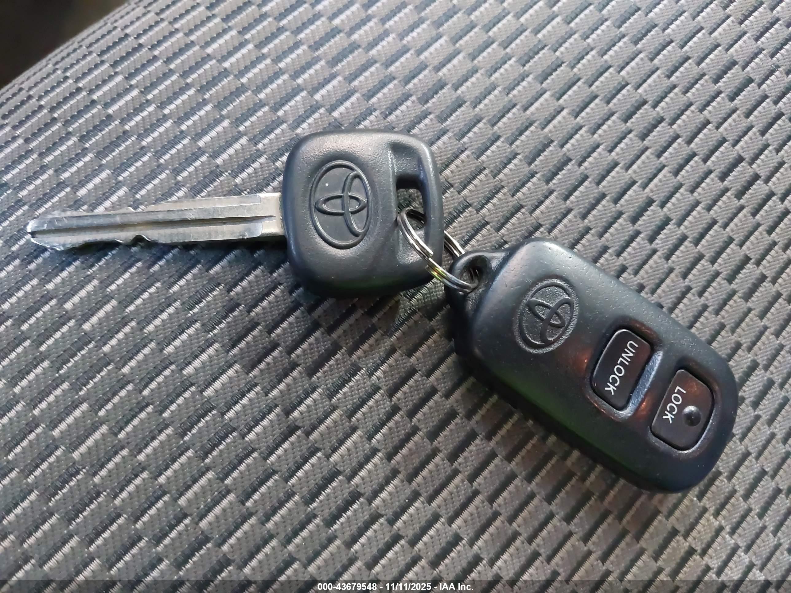 TOYOTA RAV4 image 11