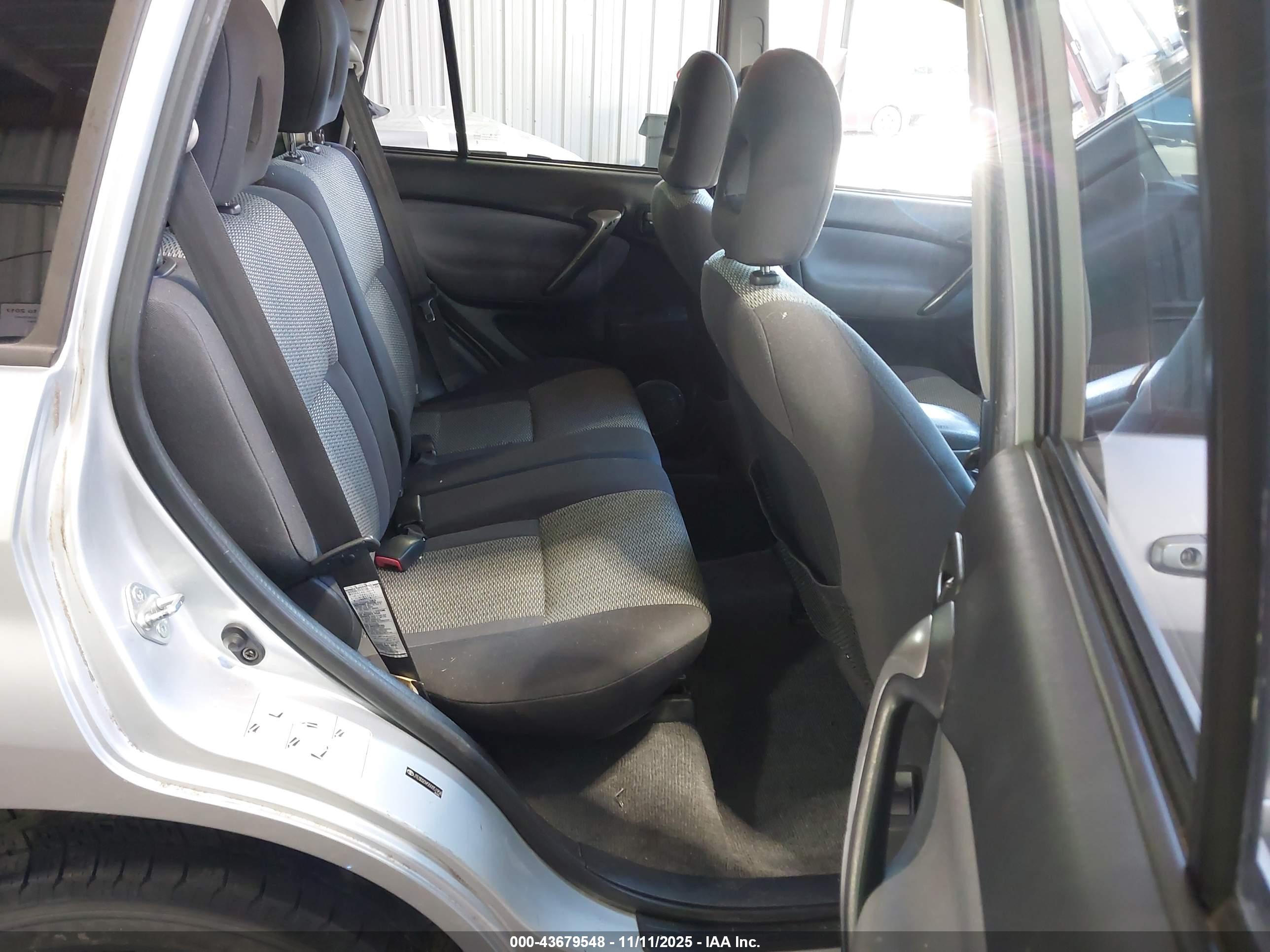 TOYOTA RAV4 image 8