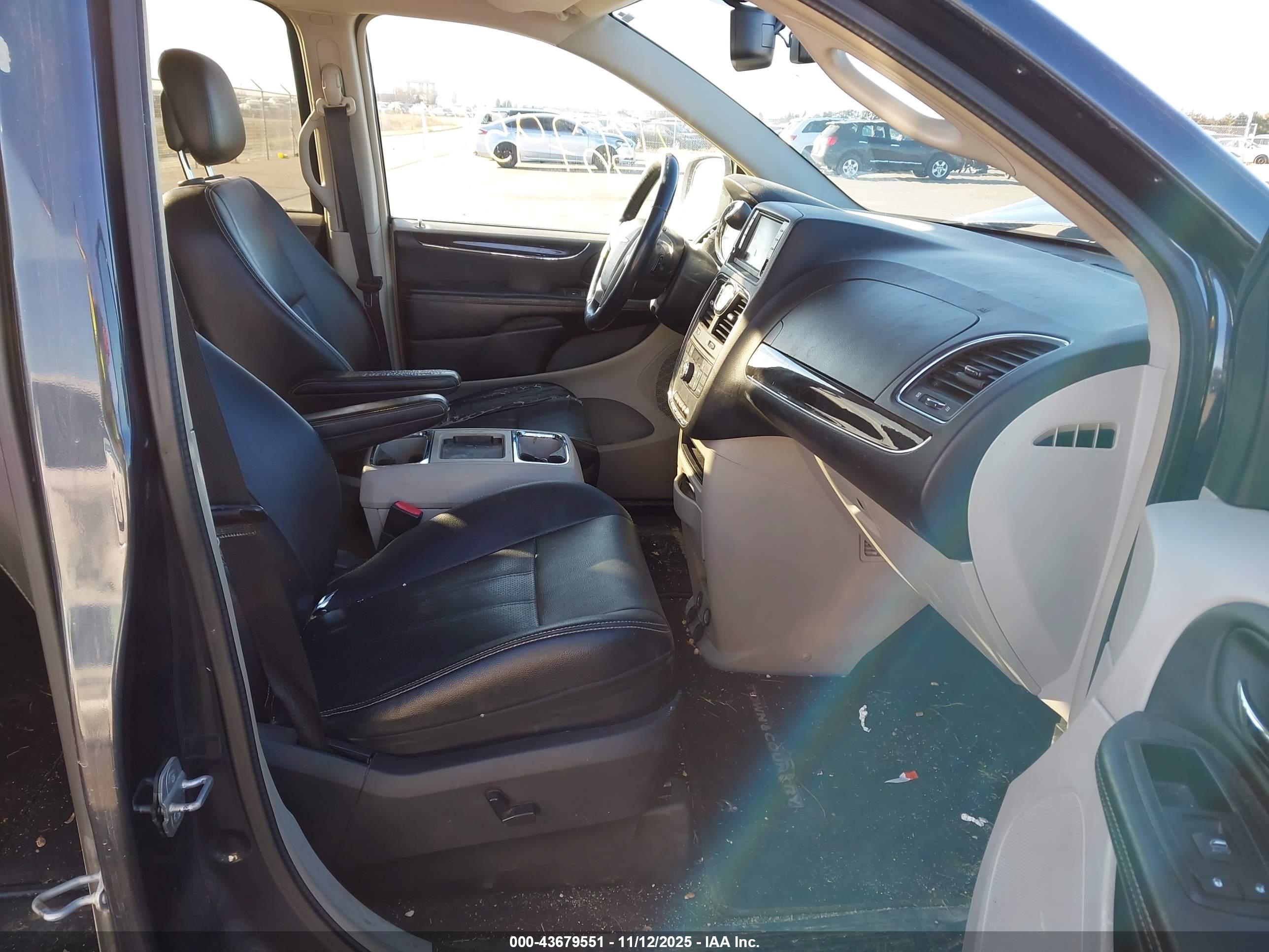 CHRYSLER TOWN image 5