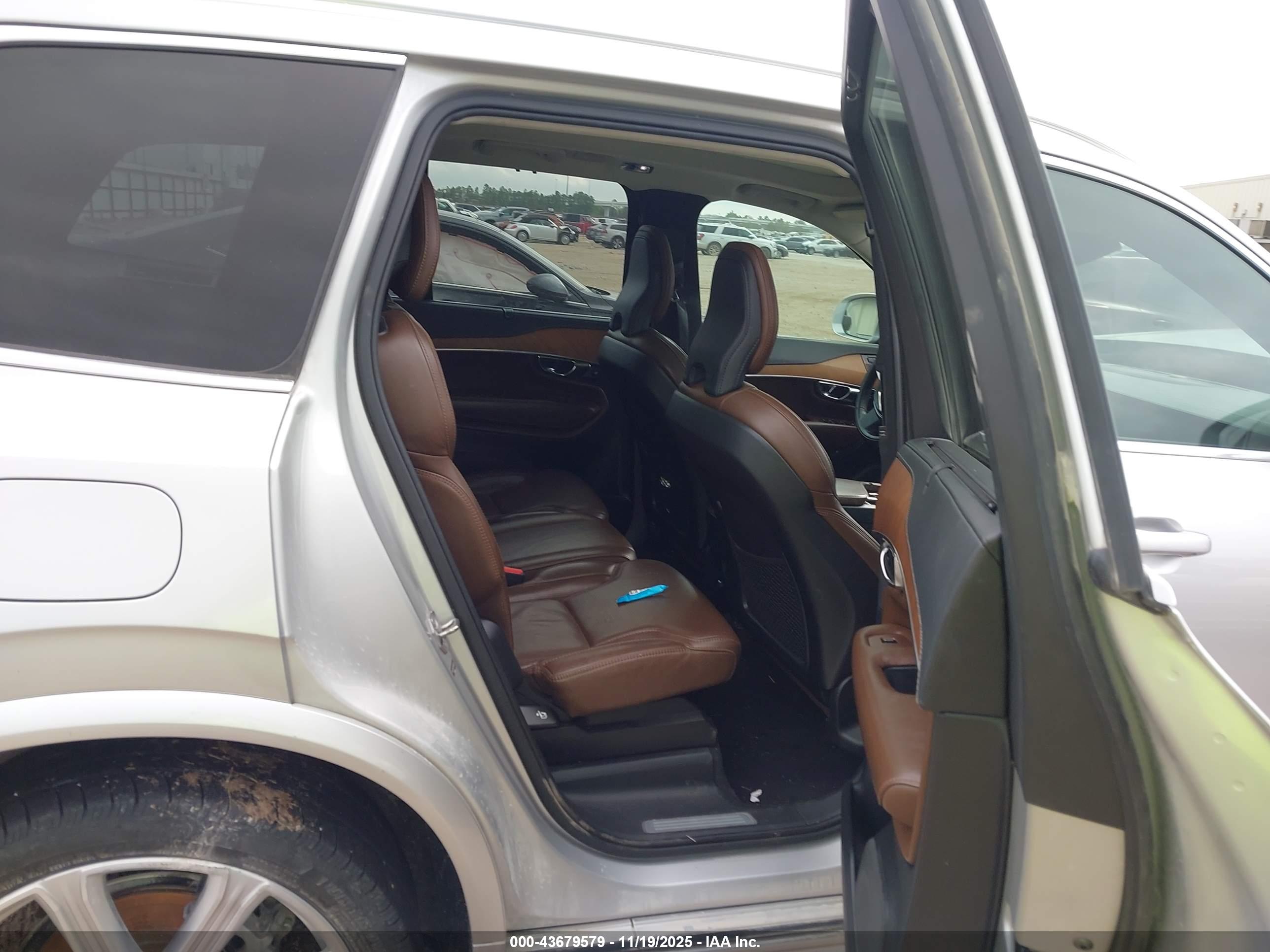 VOLVO XC90 image 8