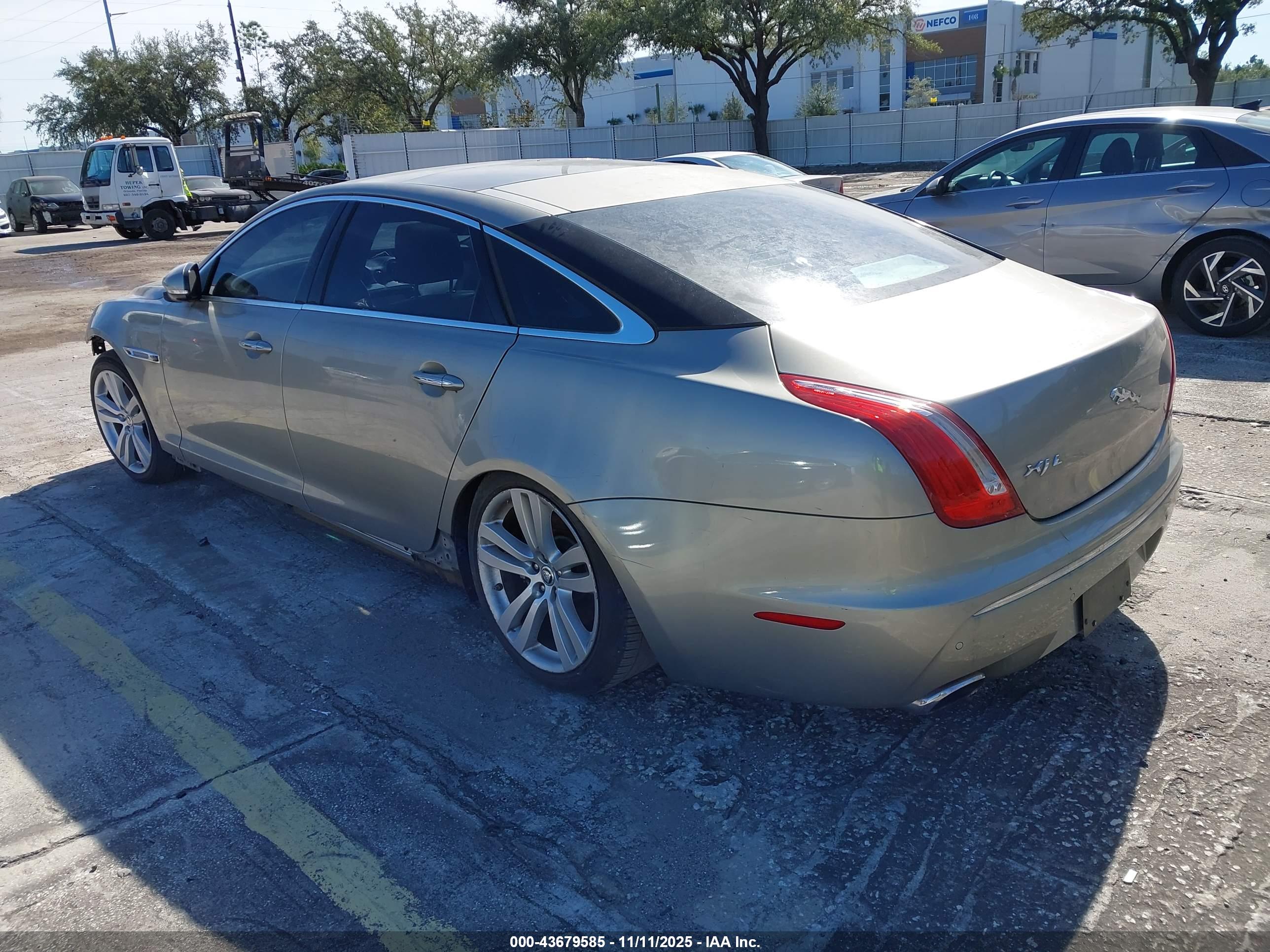 JAGUAR XJ image 3