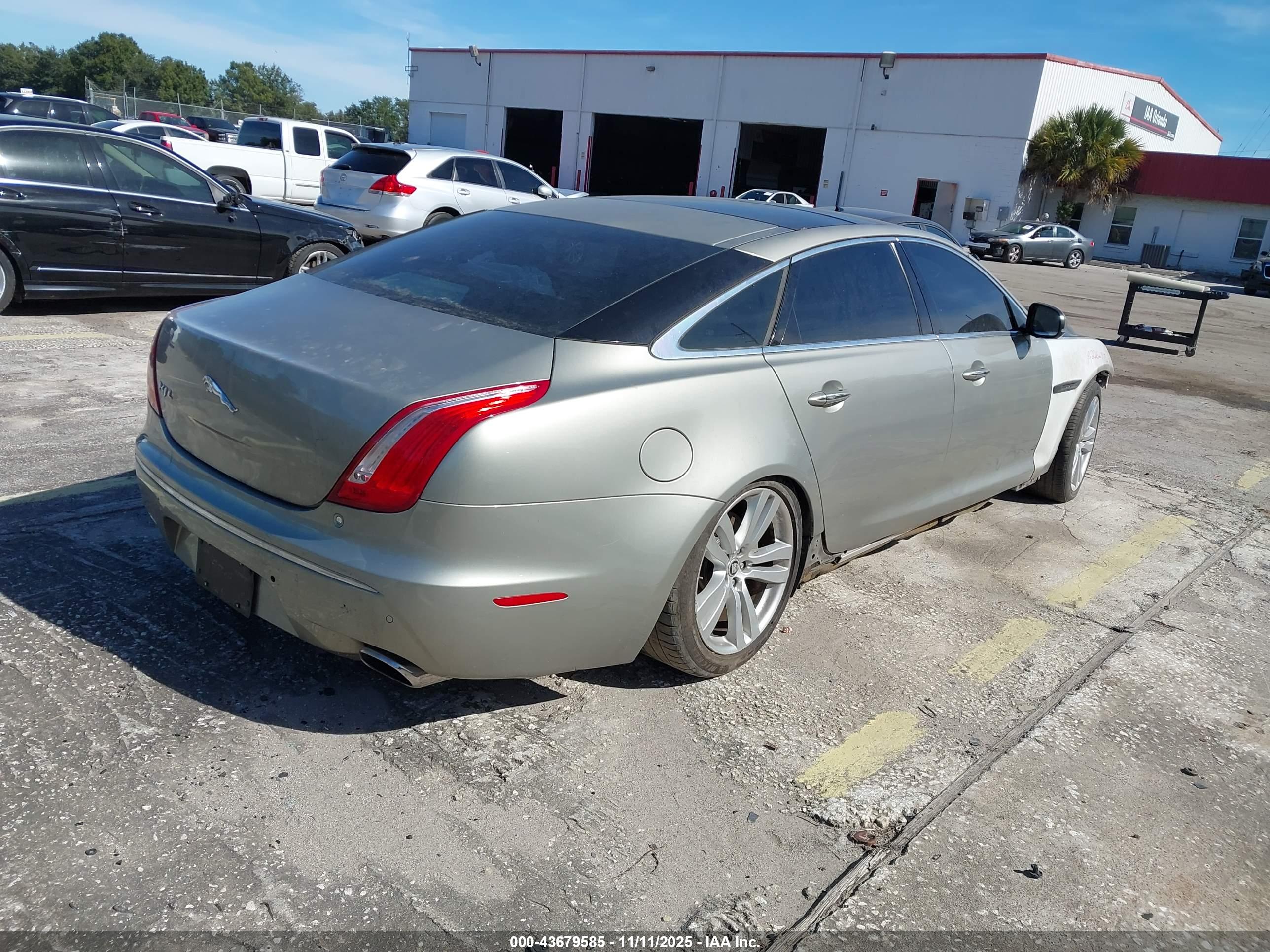 JAGUAR XJ image 4