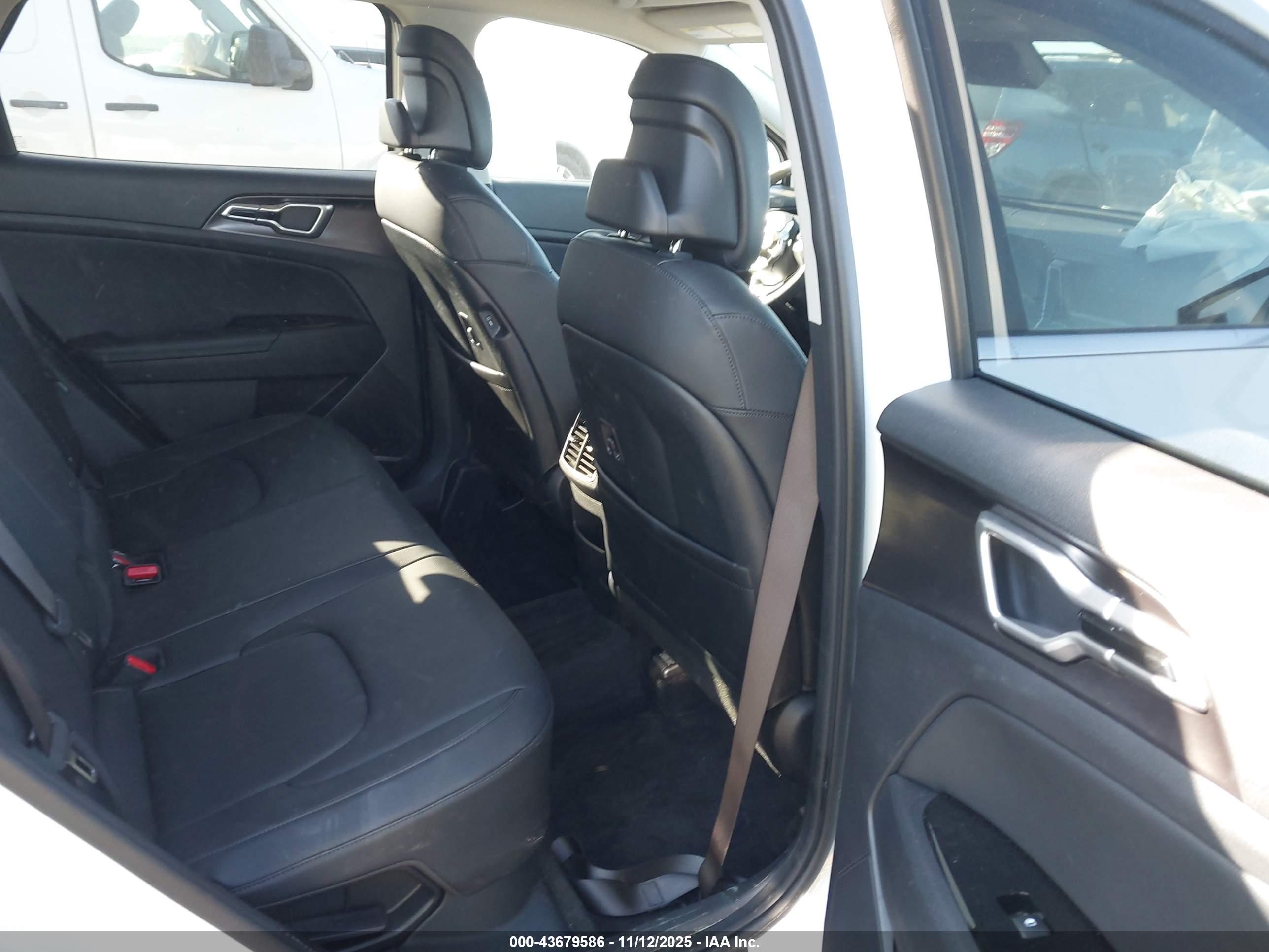 KIA SPORTAGE image 8