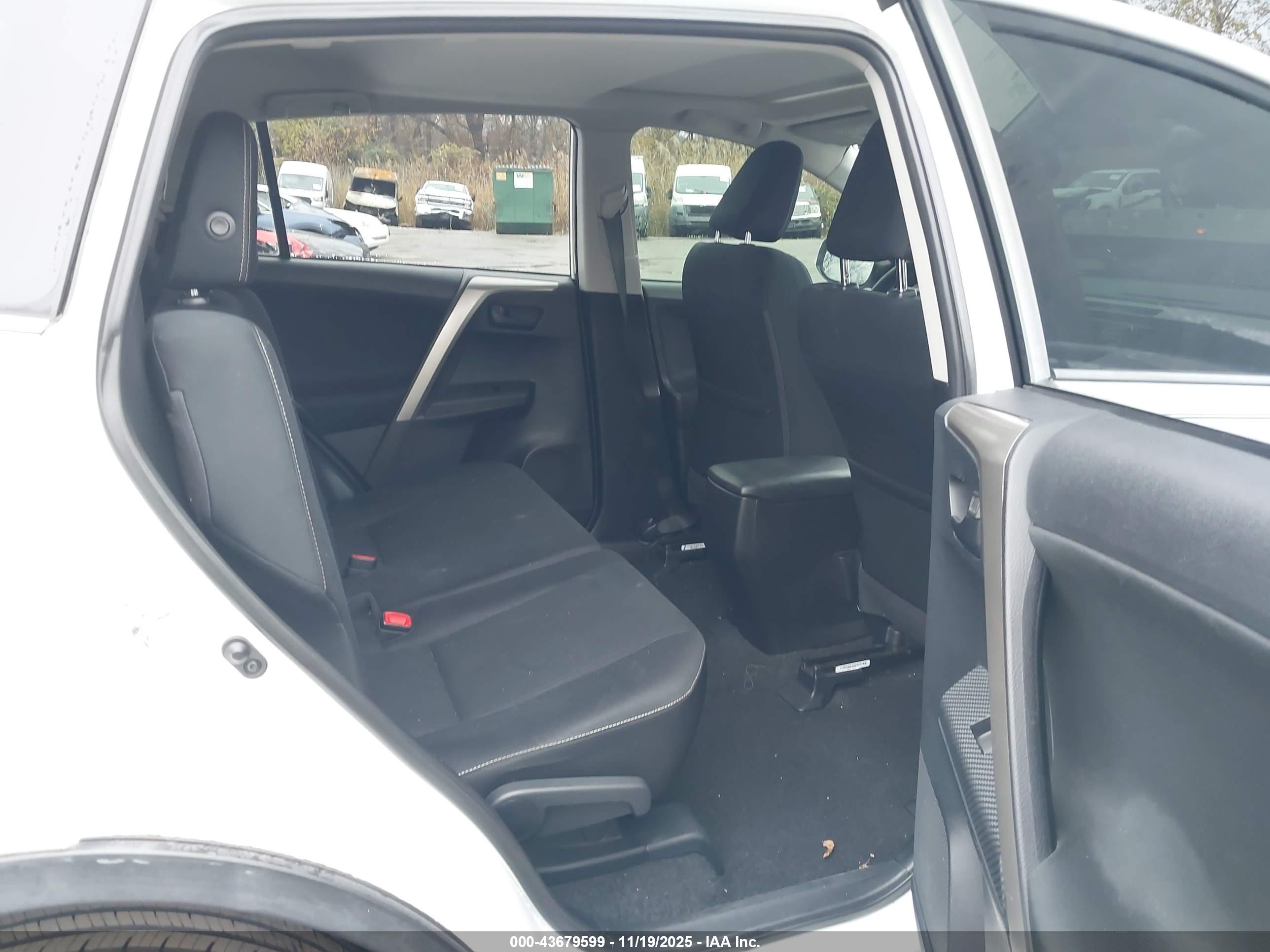 TOYOTA RAV4 image 8