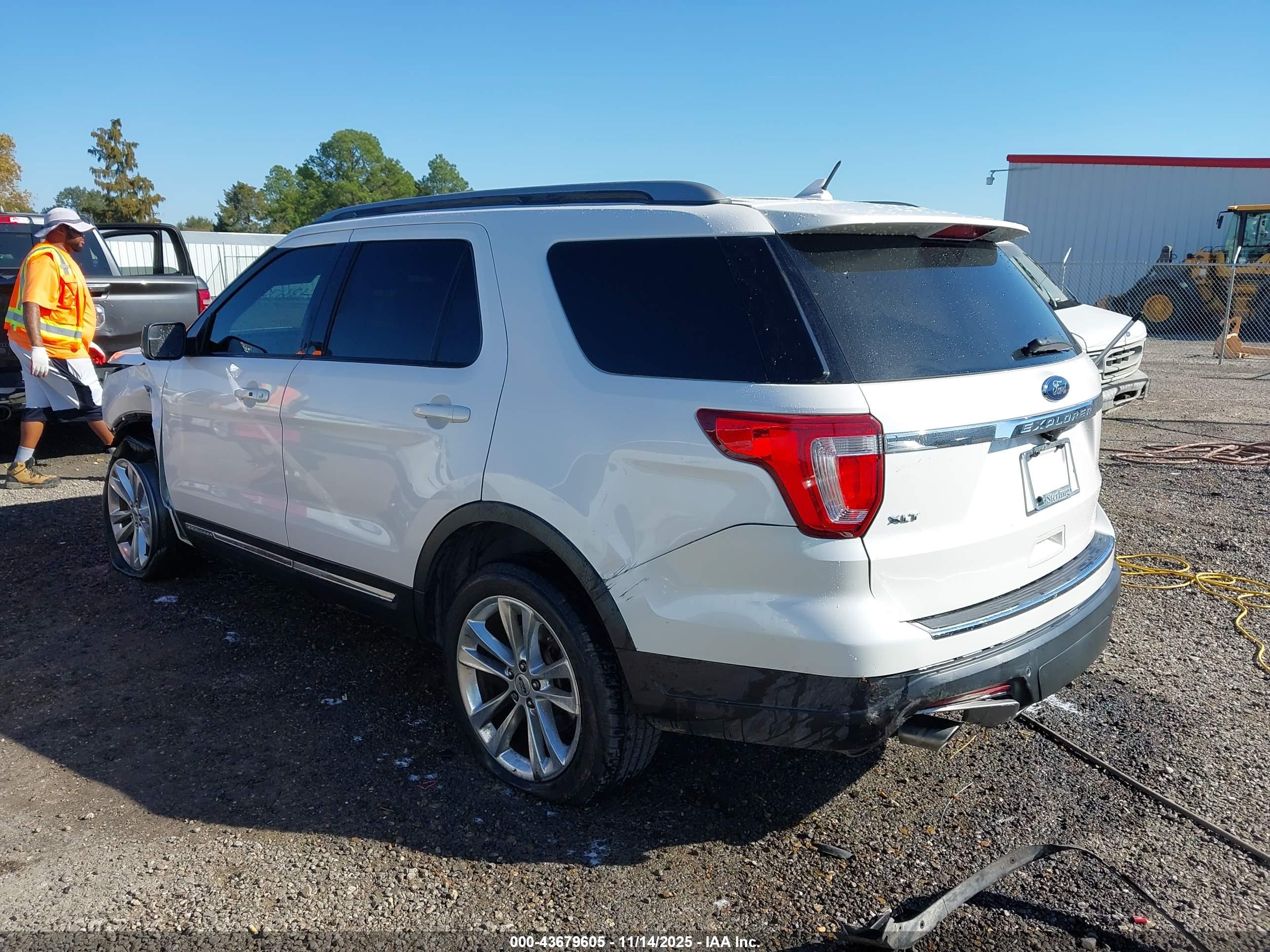 FORD EXPLORER image 3