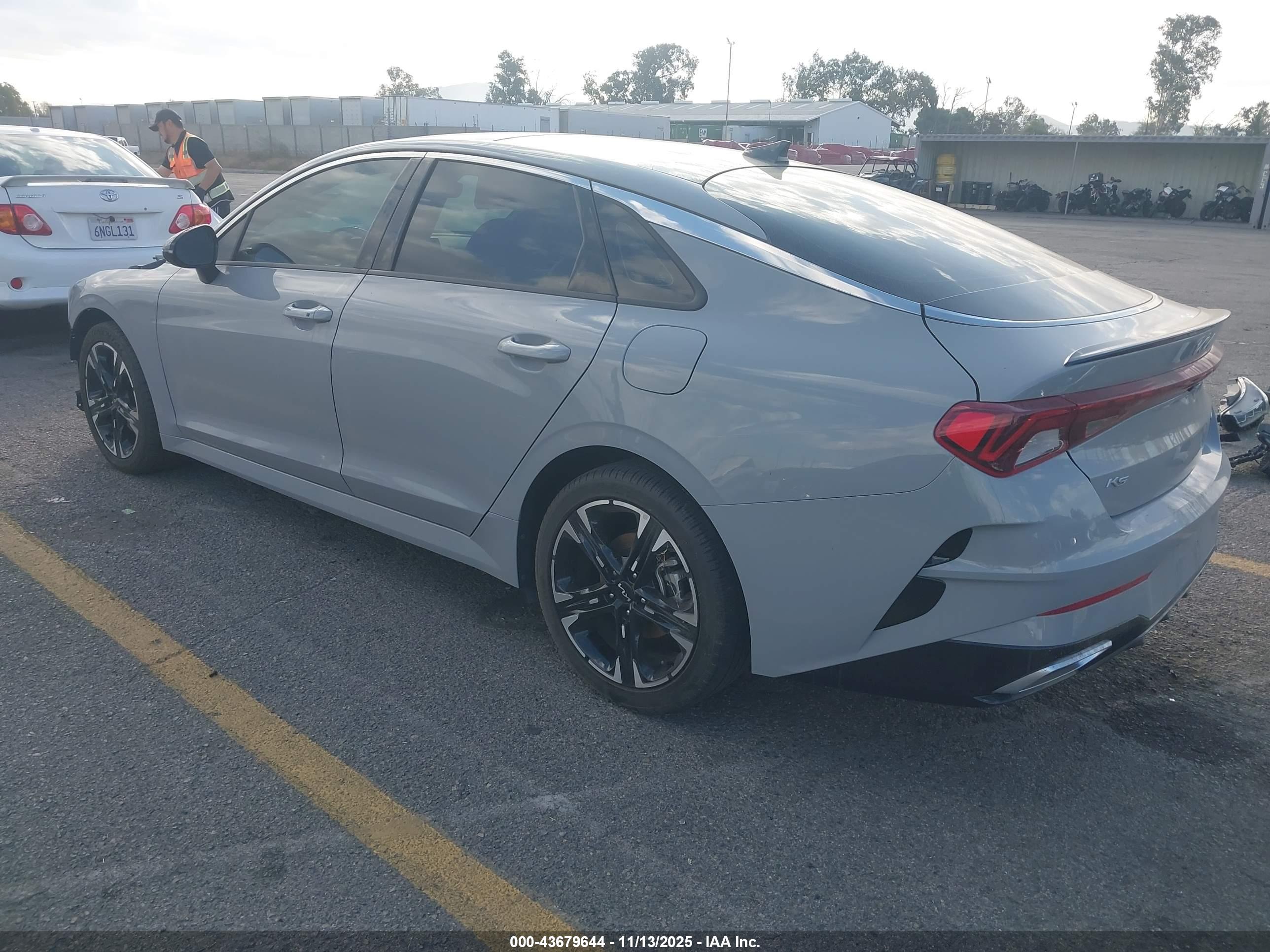 KIA K5 image 3