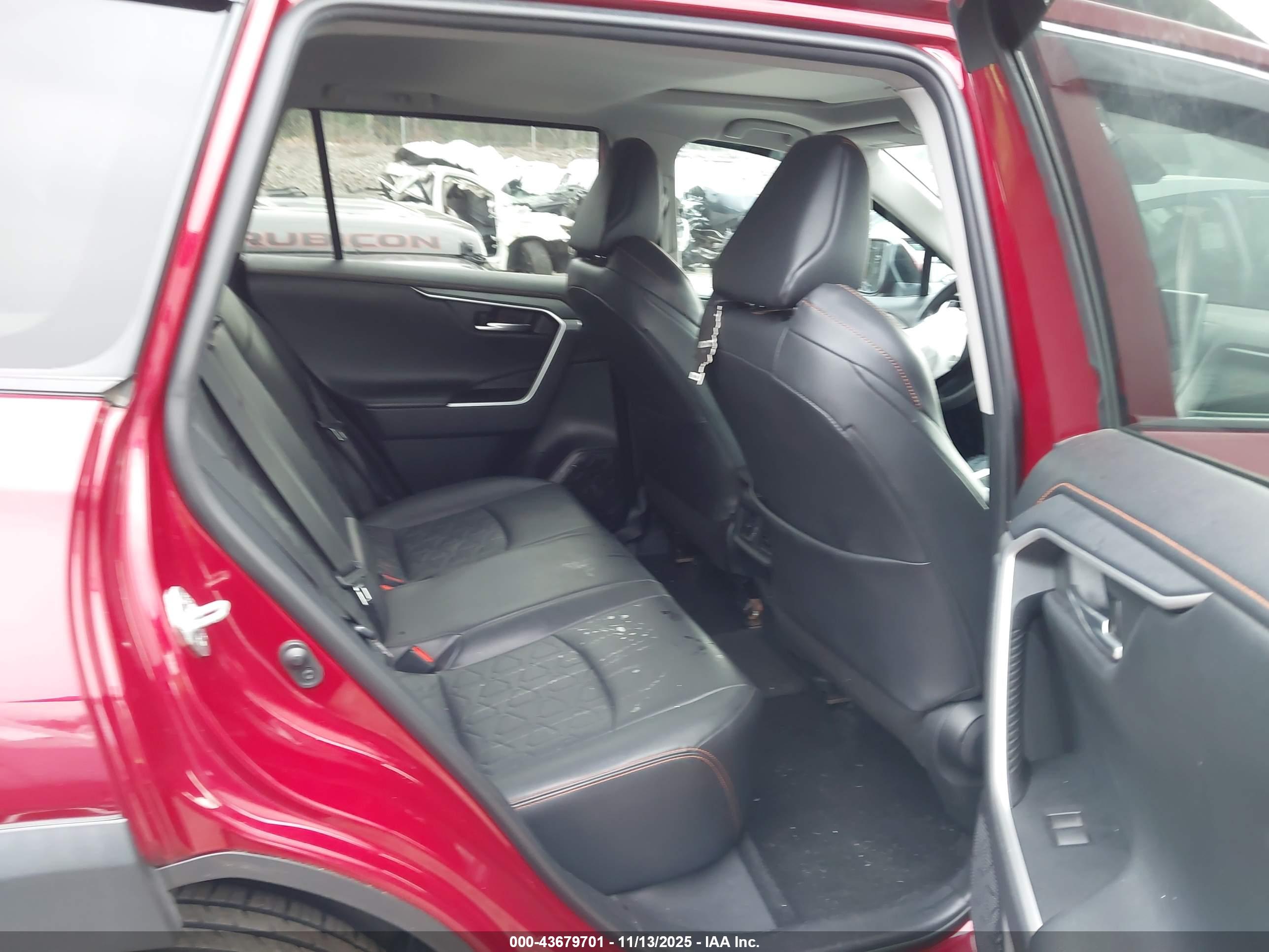 TOYOTA RAV4 image 8