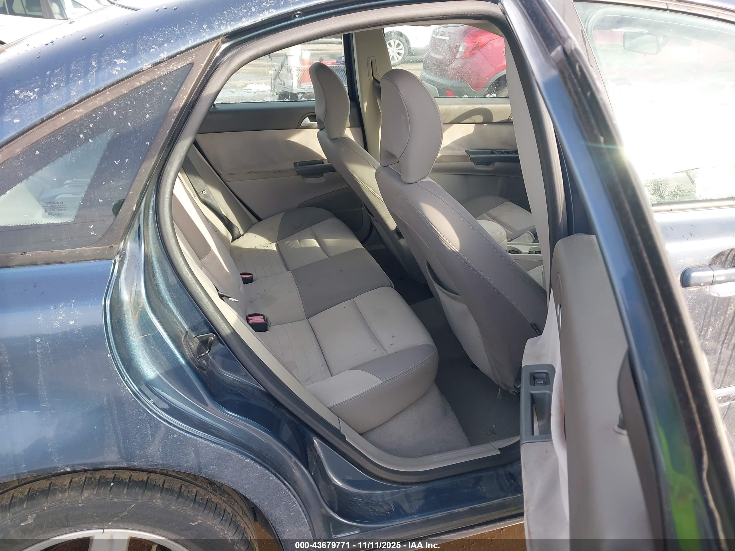 VOLVO S40 image 8