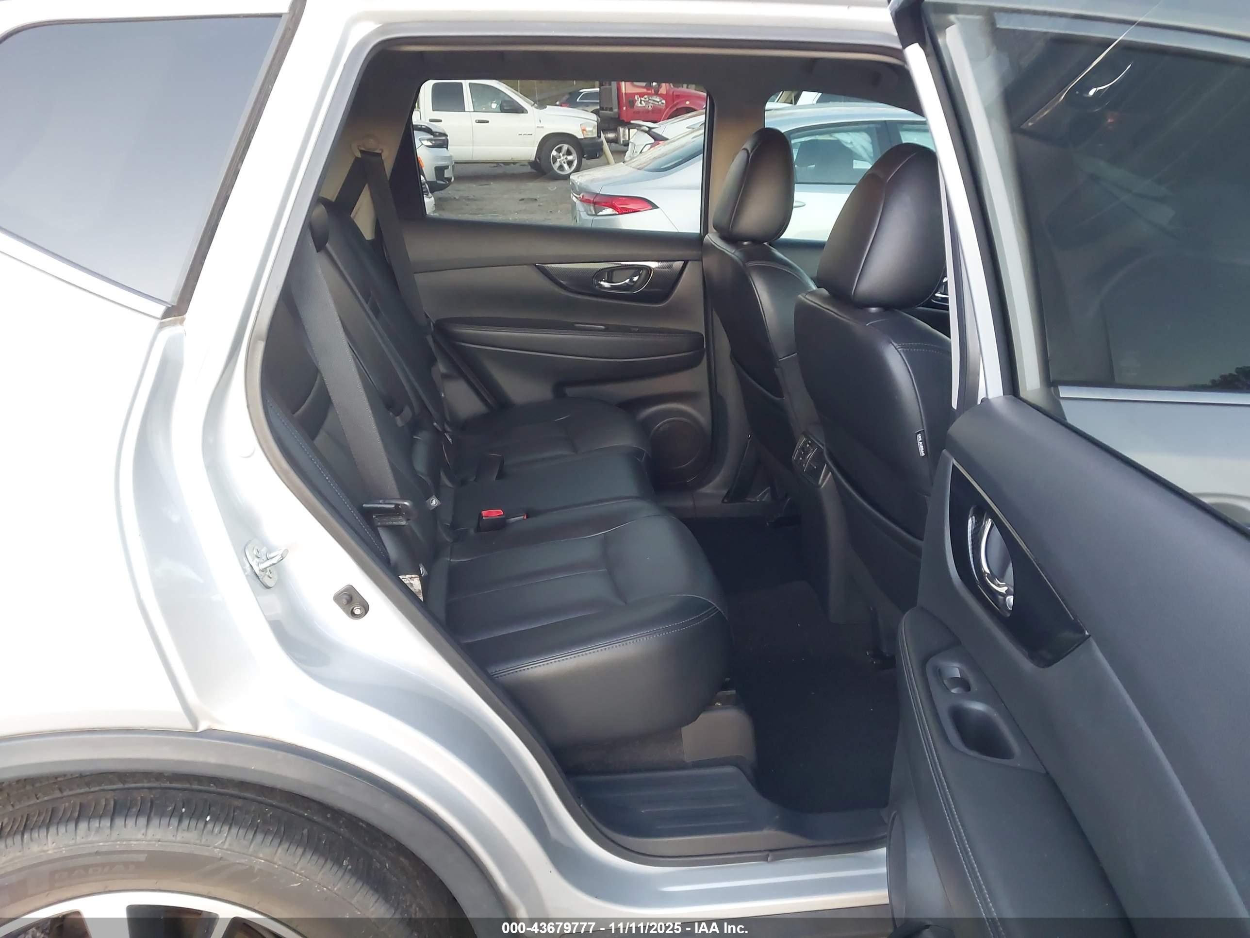 NISSAN ROGUE image 8