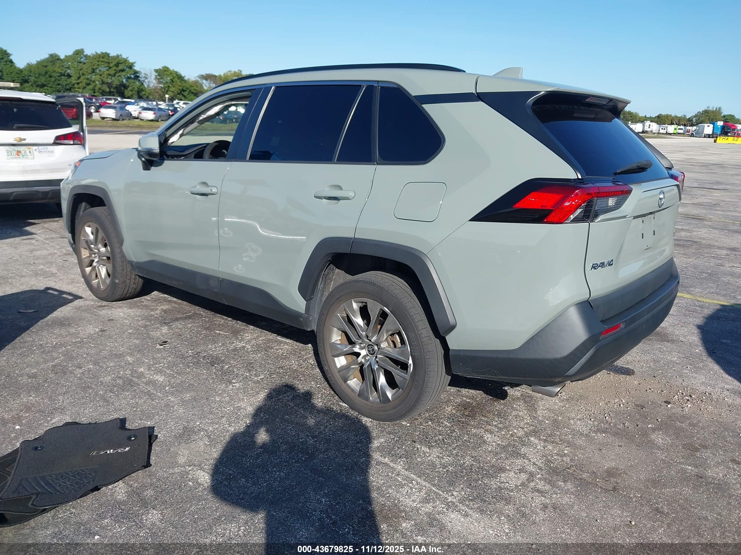 TOYOTA RAV4 image 3