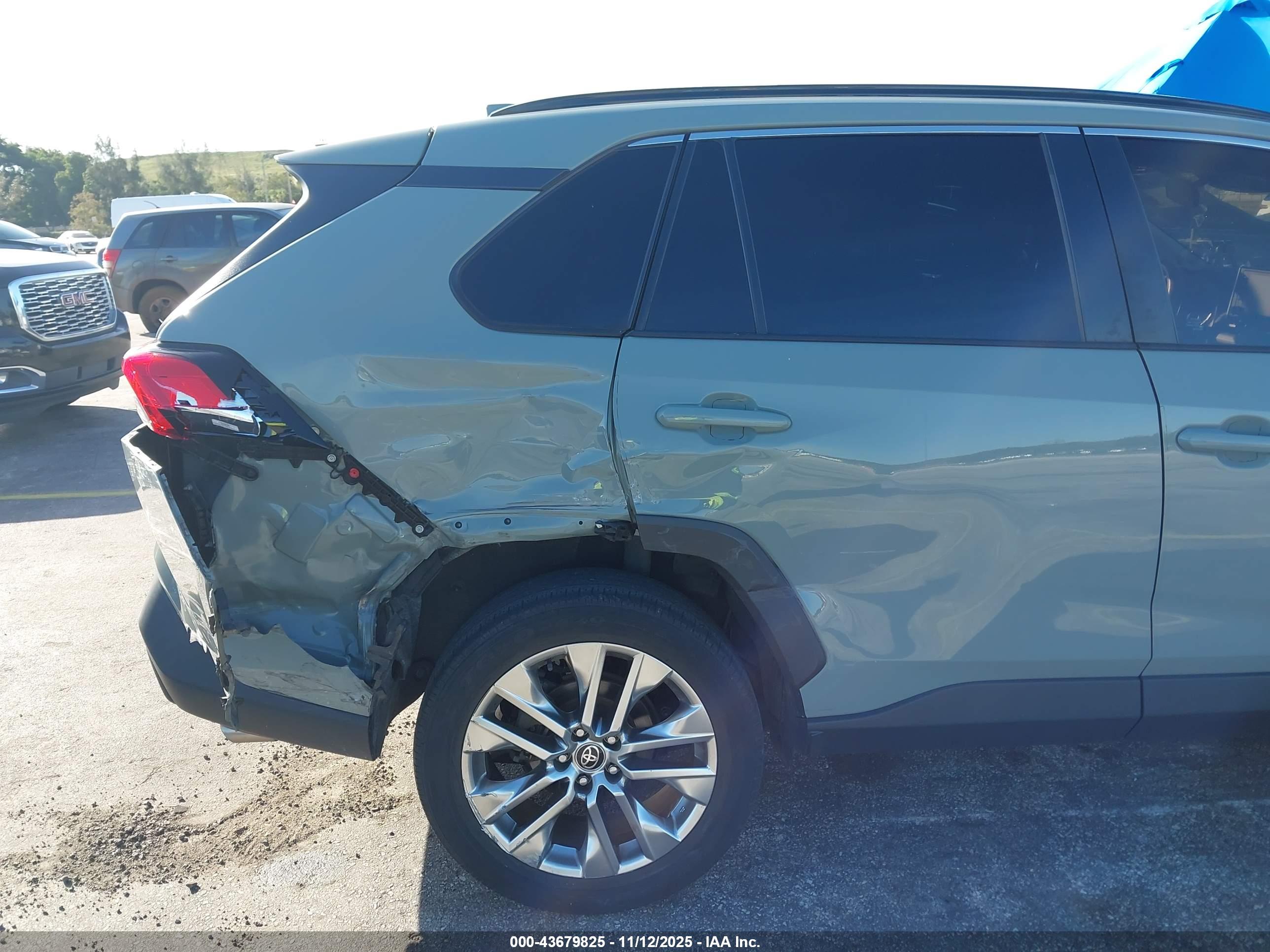 TOYOTA RAV4 image 6