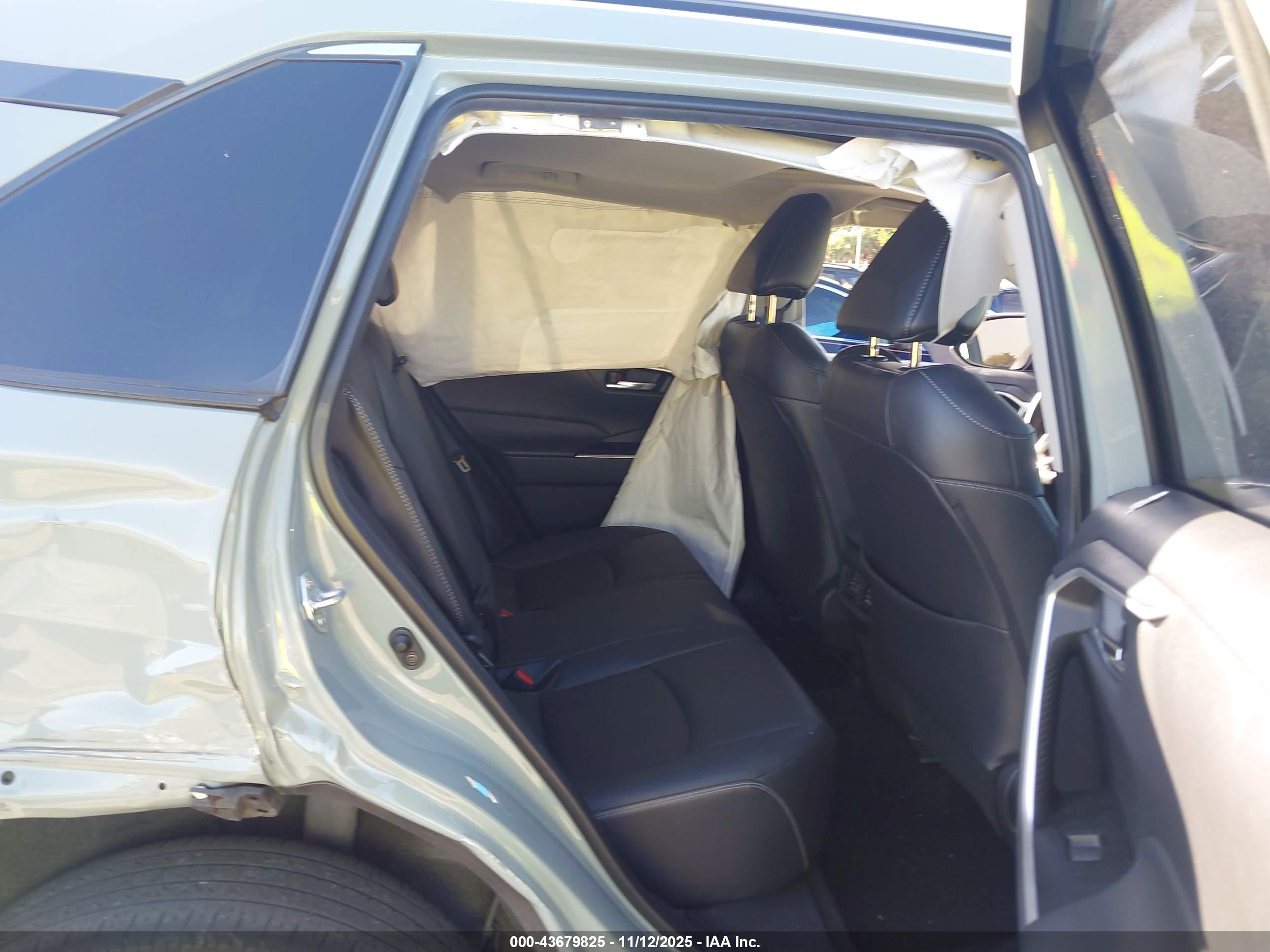 TOYOTA RAV4 image 8