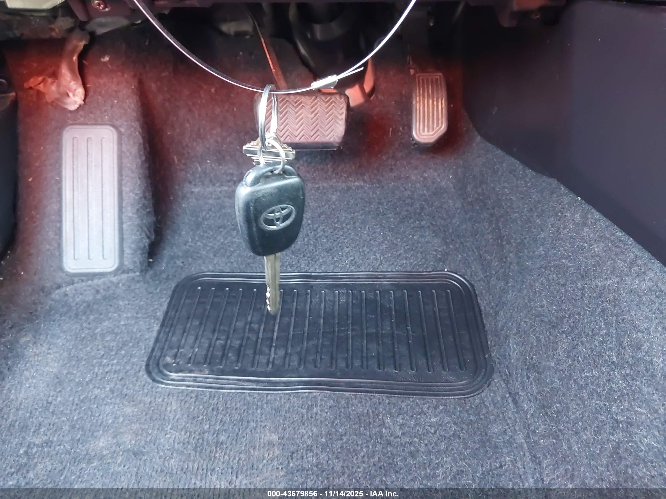 TOYOTA RAV4 image 11