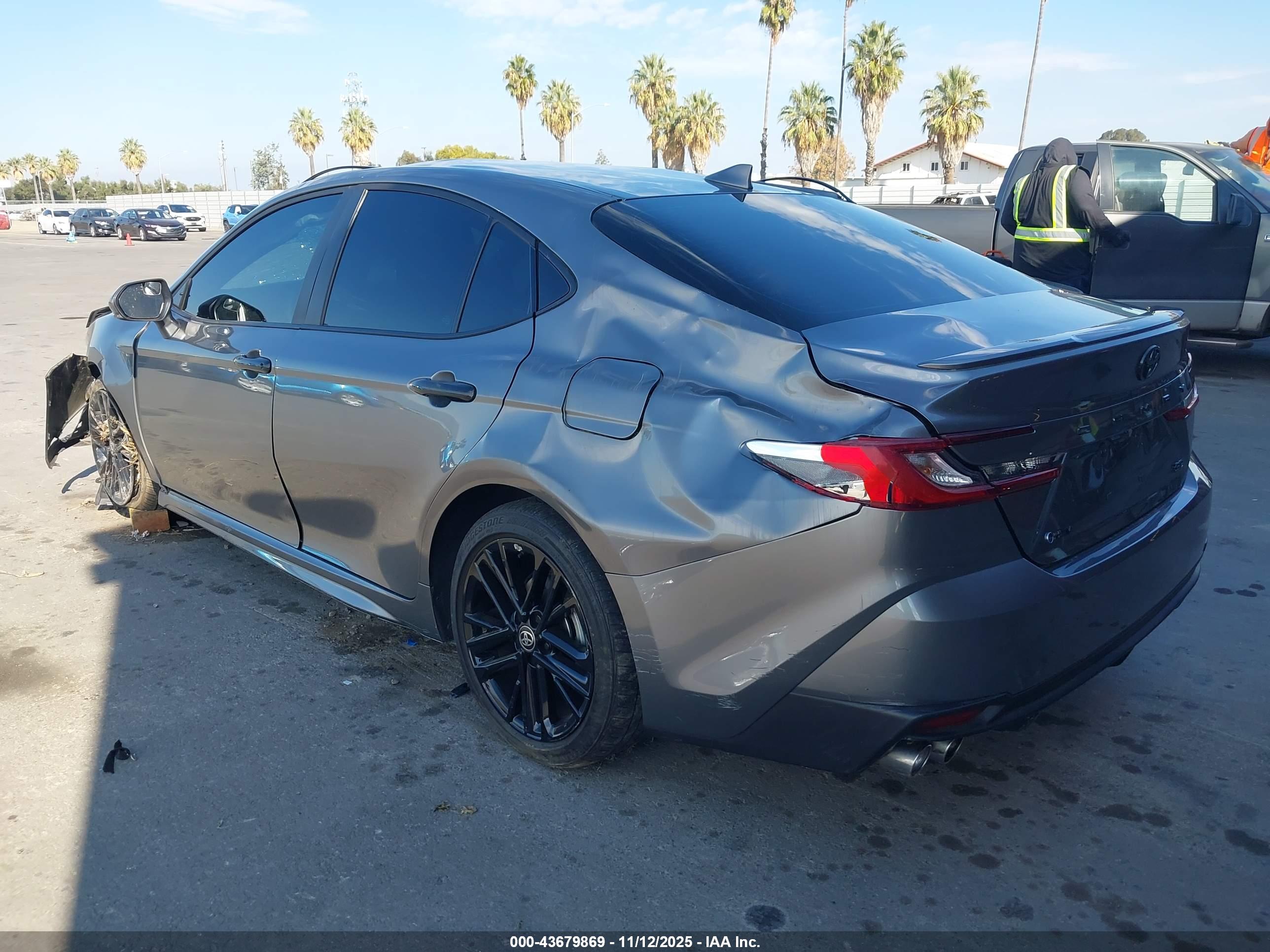 TOYOTA CAMRY image 3