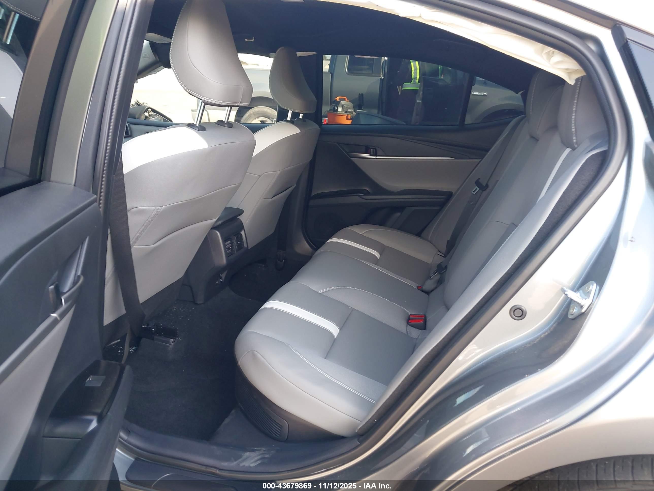 TOYOTA CAMRY image 8