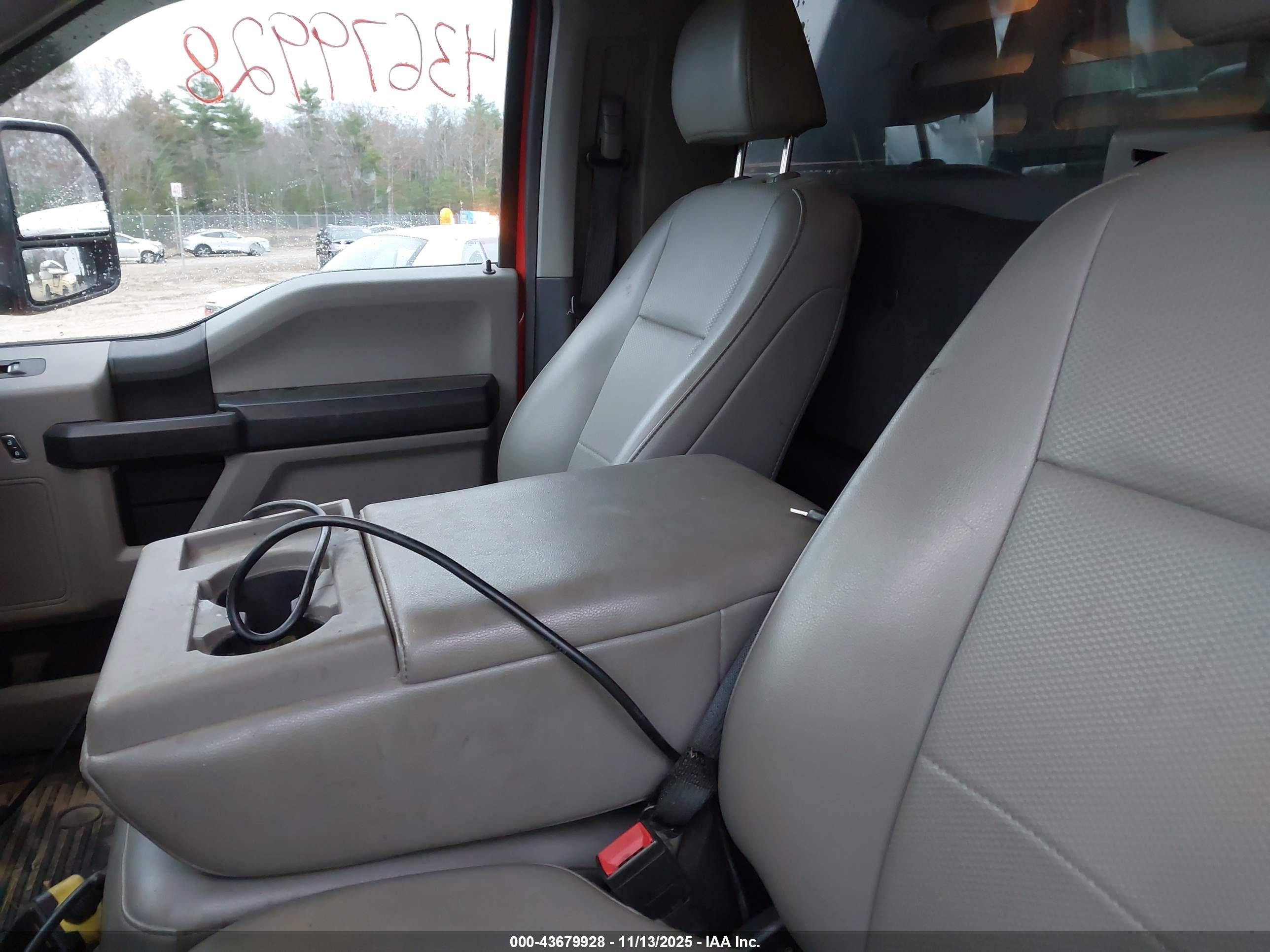 FORD F-550 image 8