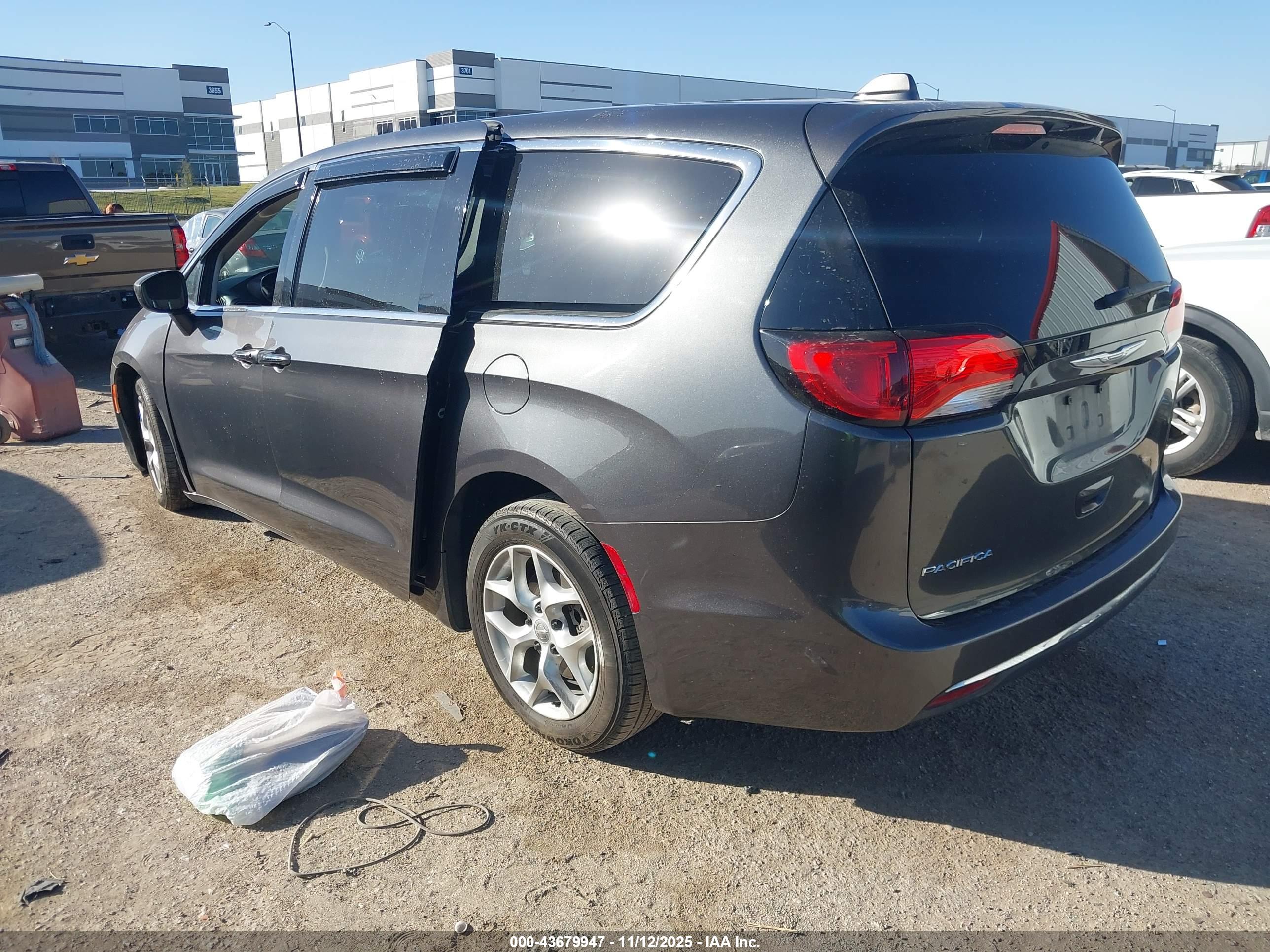CHRYSLER PACIFICA image 3