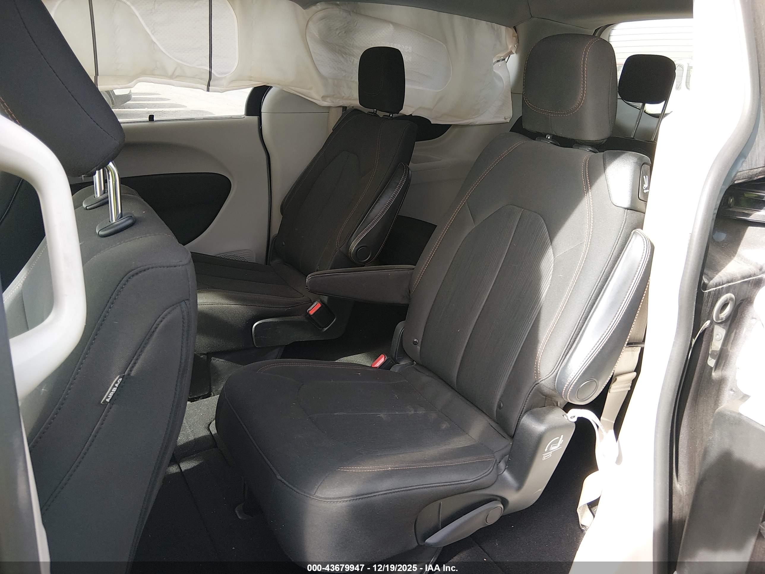 CHRYSLER PACIFICA image 8