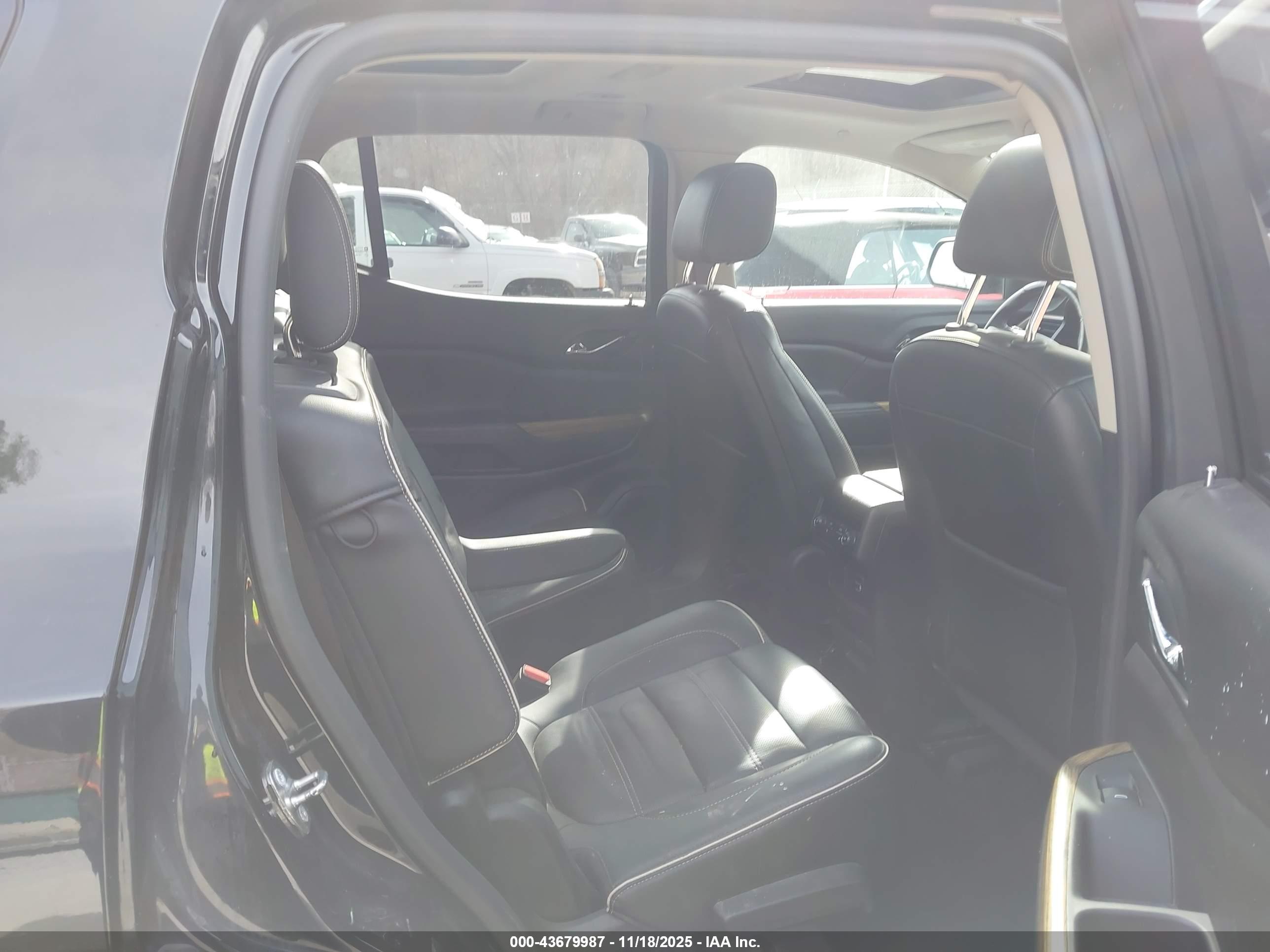 GMC ACADIA image 8