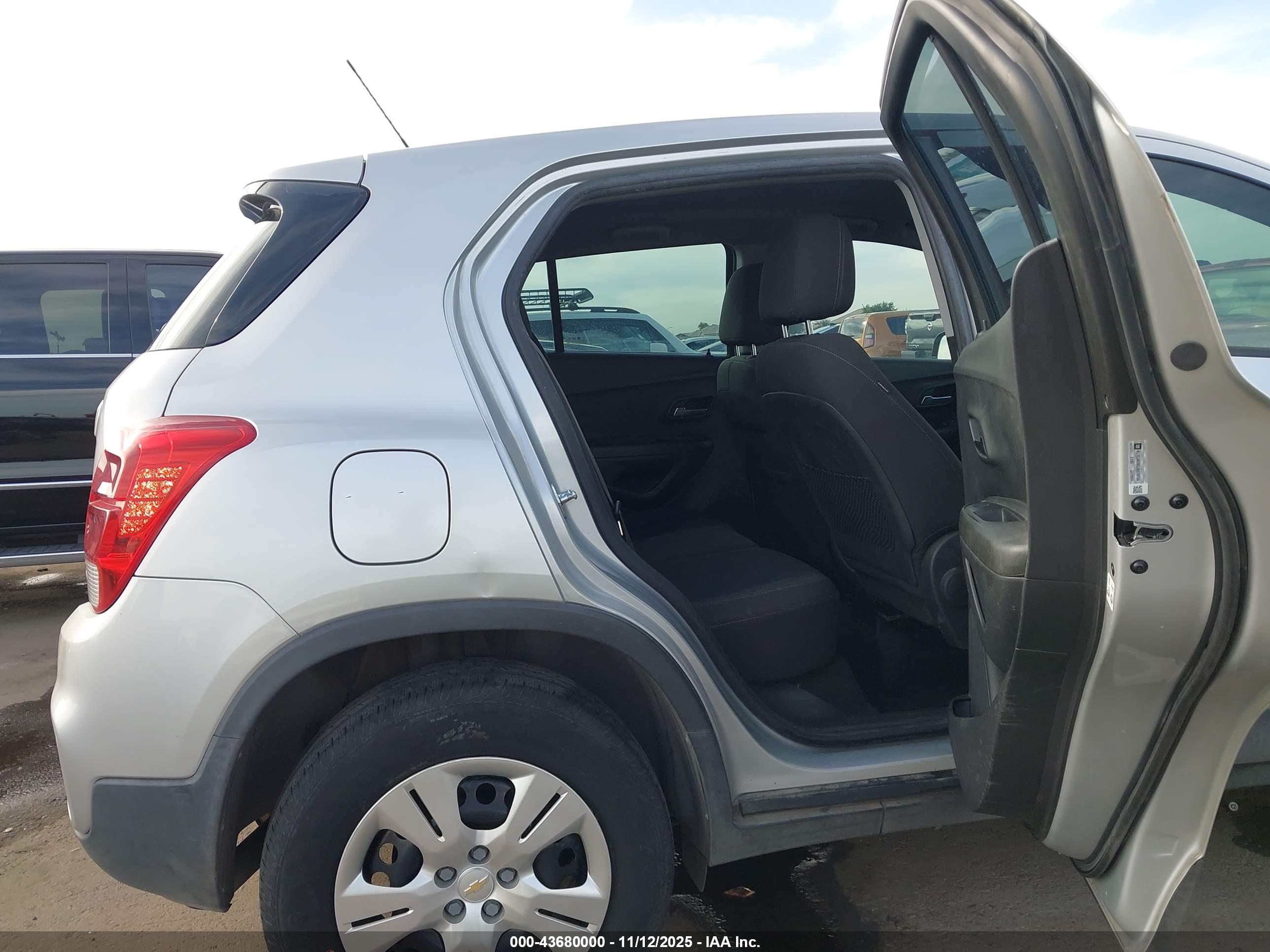 CHEVROLET TRAX image 8