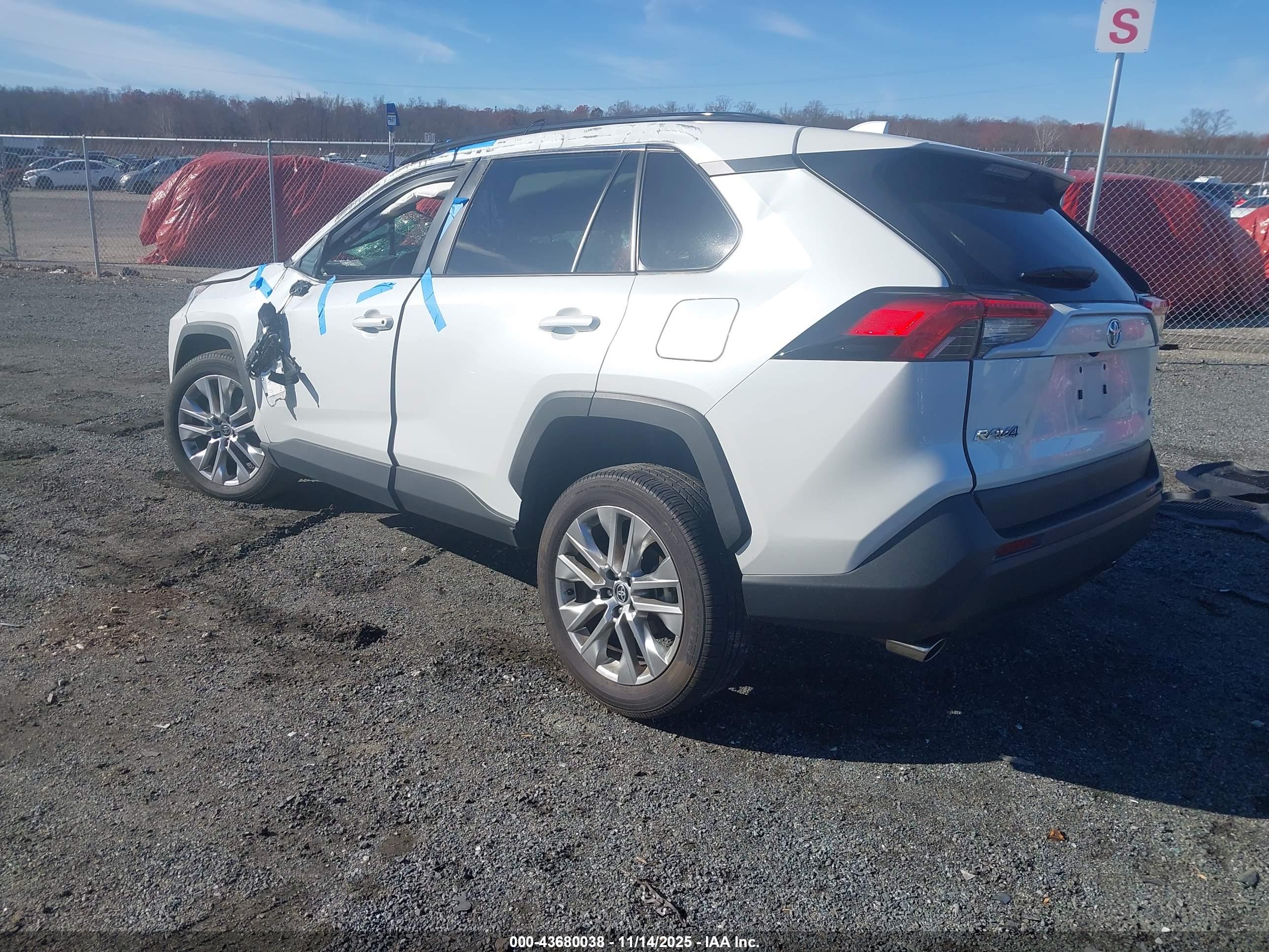 TOYOTA RAV4 image 3