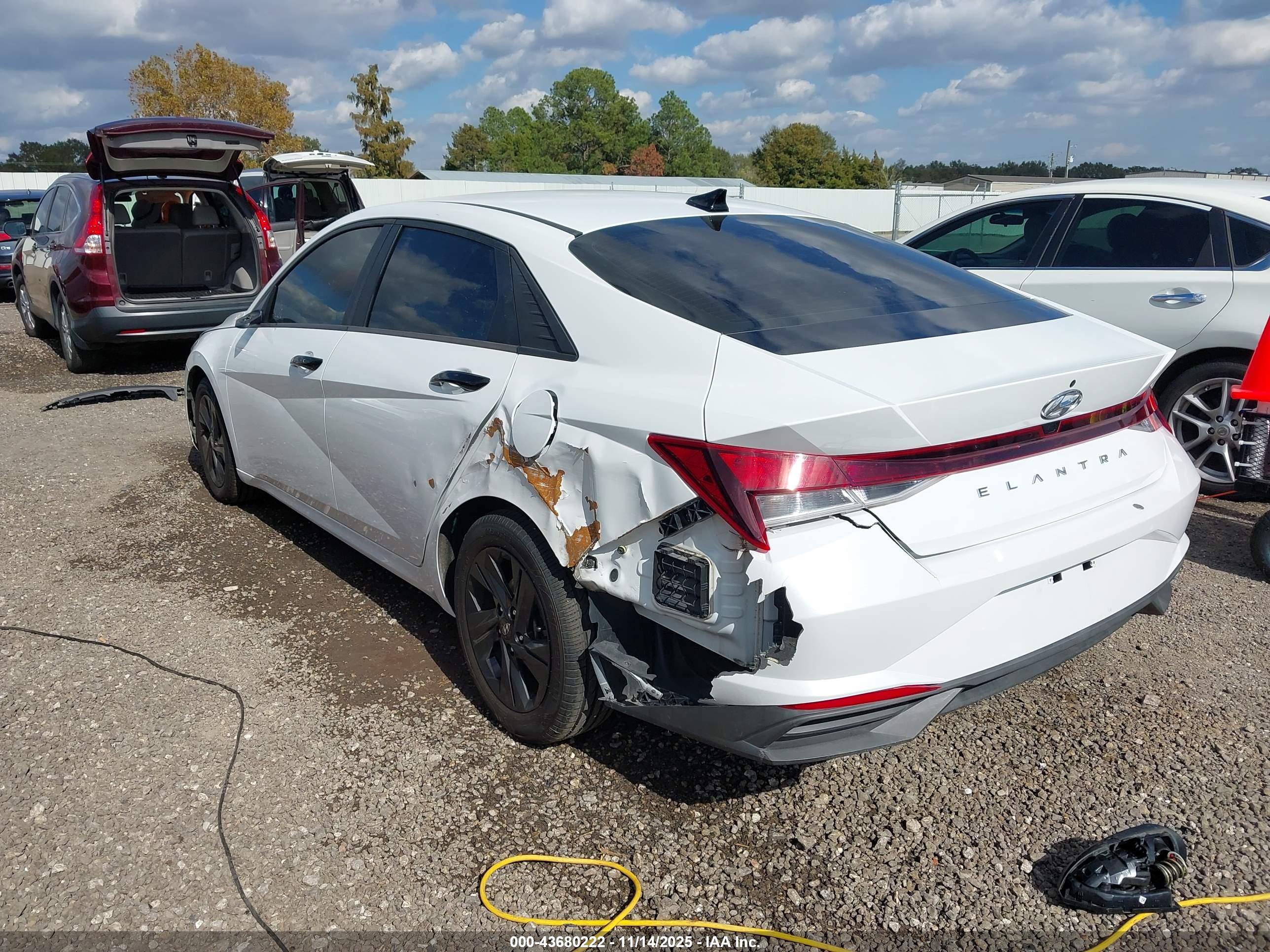 HYUNDAI ELANTRA image 3