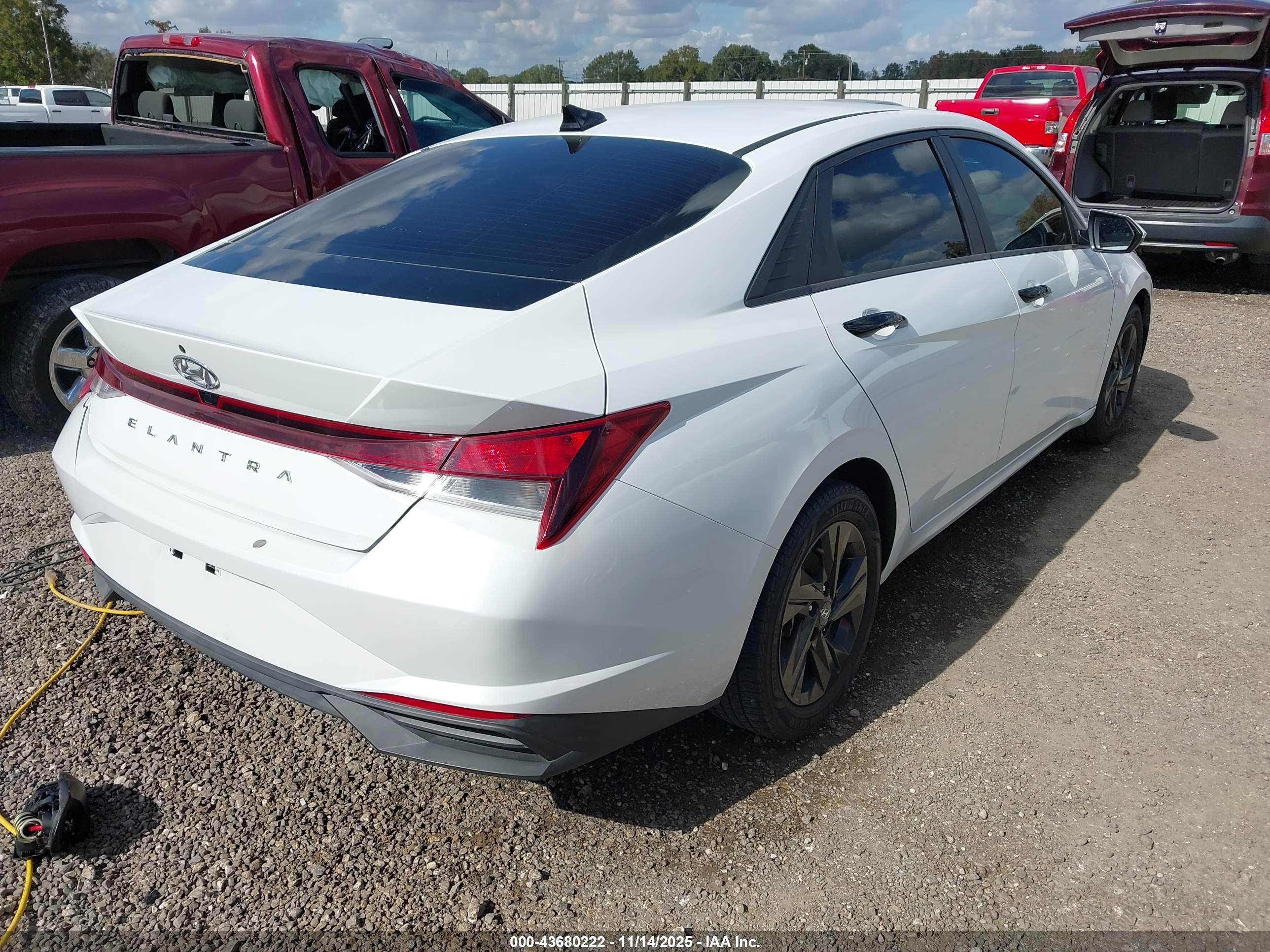 HYUNDAI ELANTRA image 4