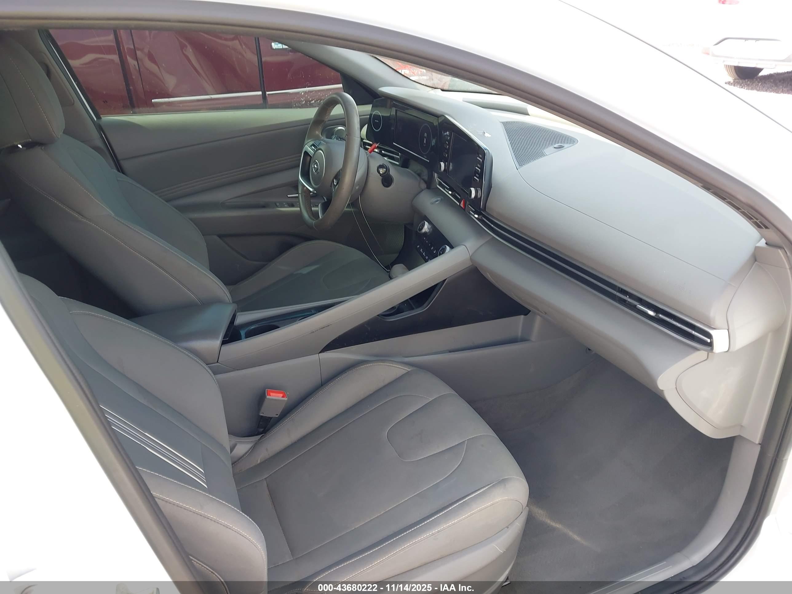 HYUNDAI ELANTRA image 5