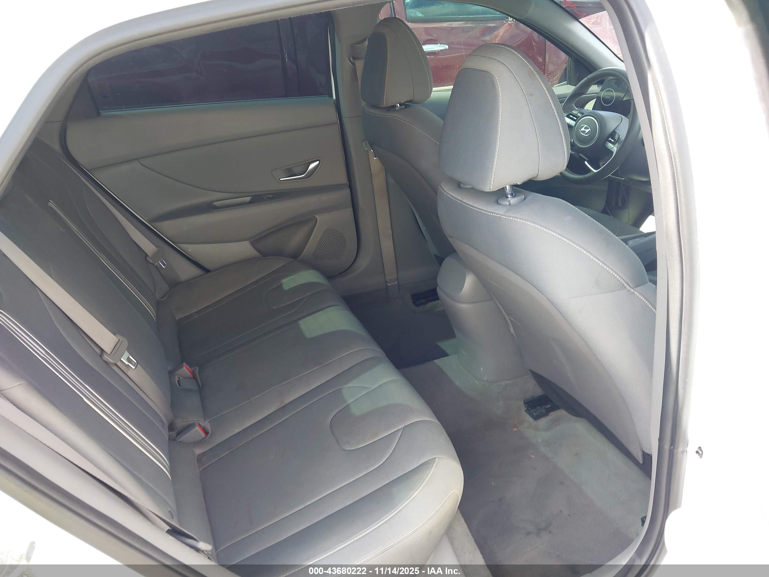 HYUNDAI ELANTRA image 8