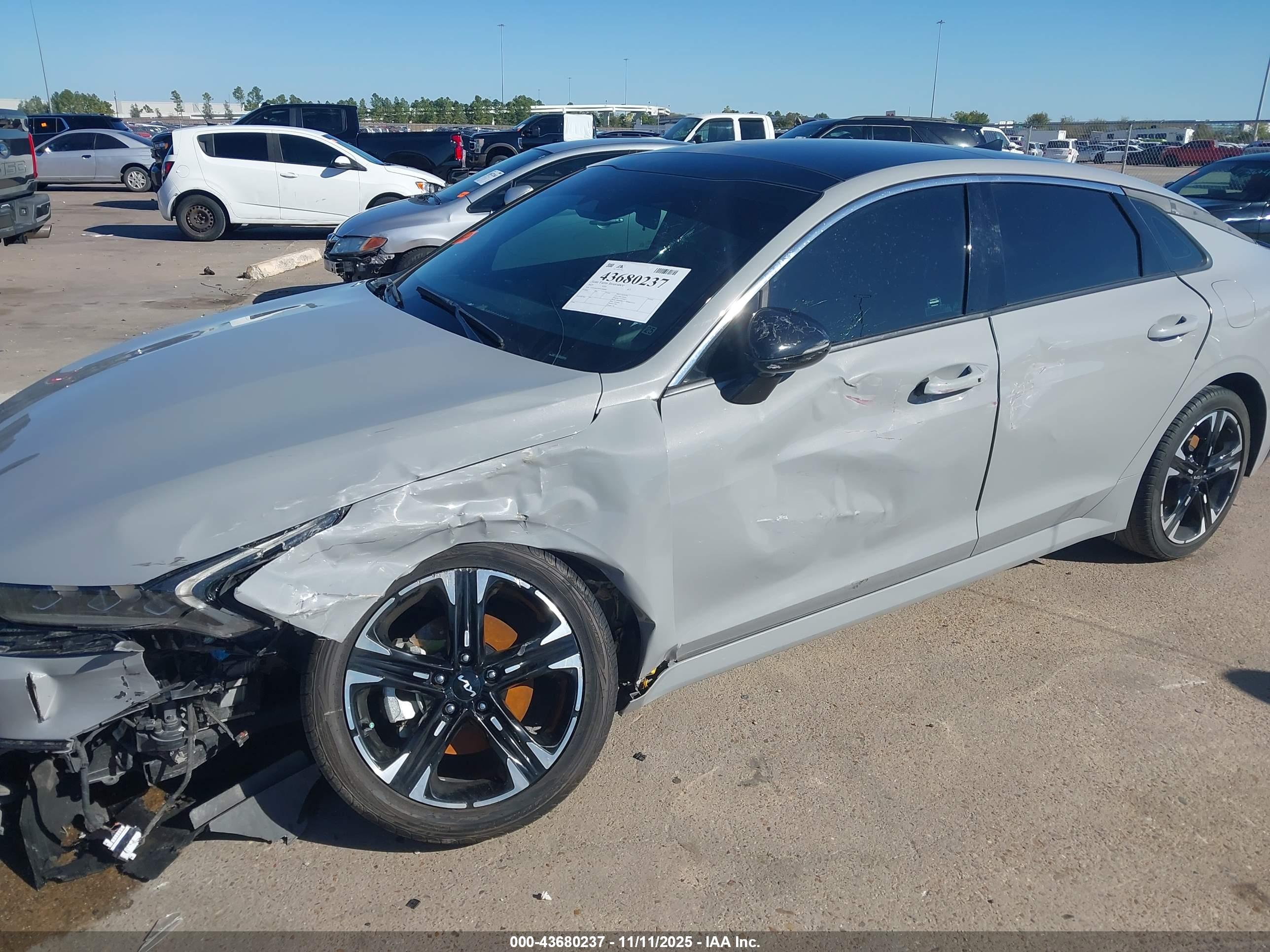 KIA K5 image 6