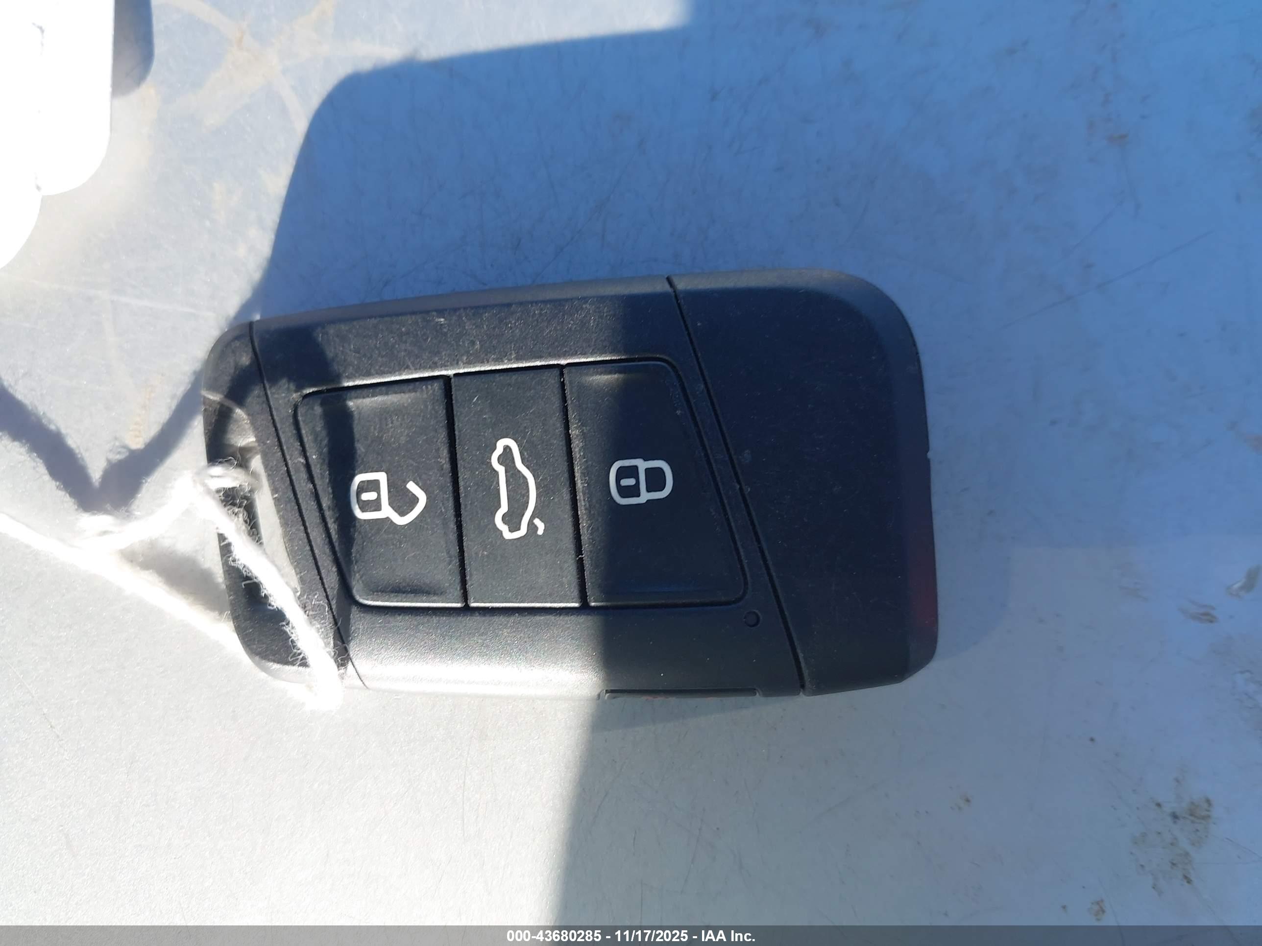 VOLKSWAGEN TAOS image 11