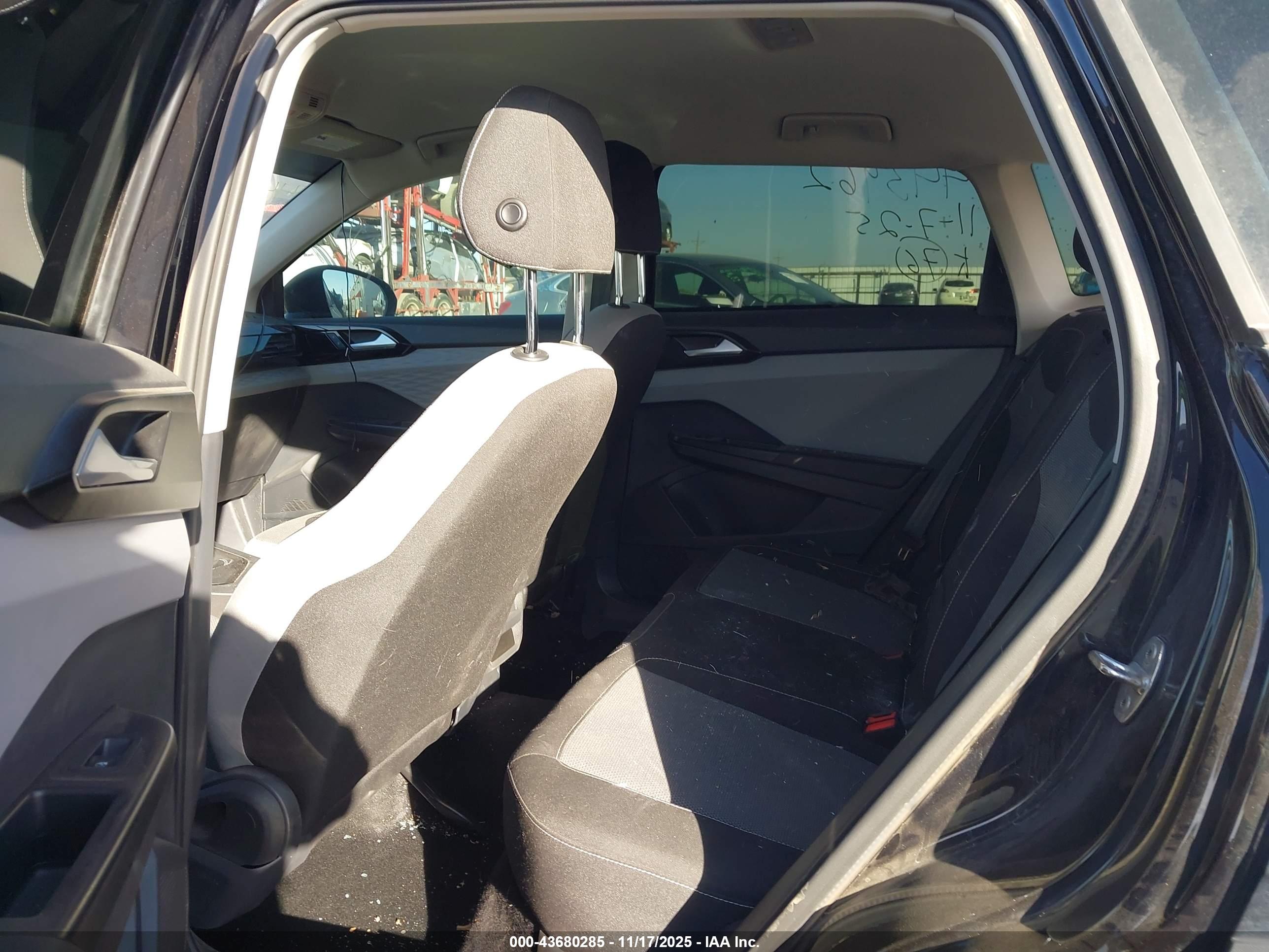 VOLKSWAGEN TAOS image 8