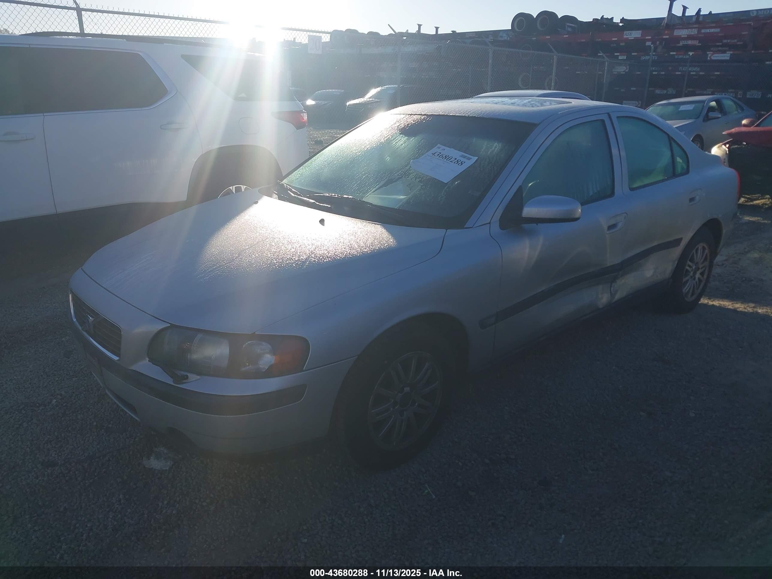 VOLVO S60 image 2