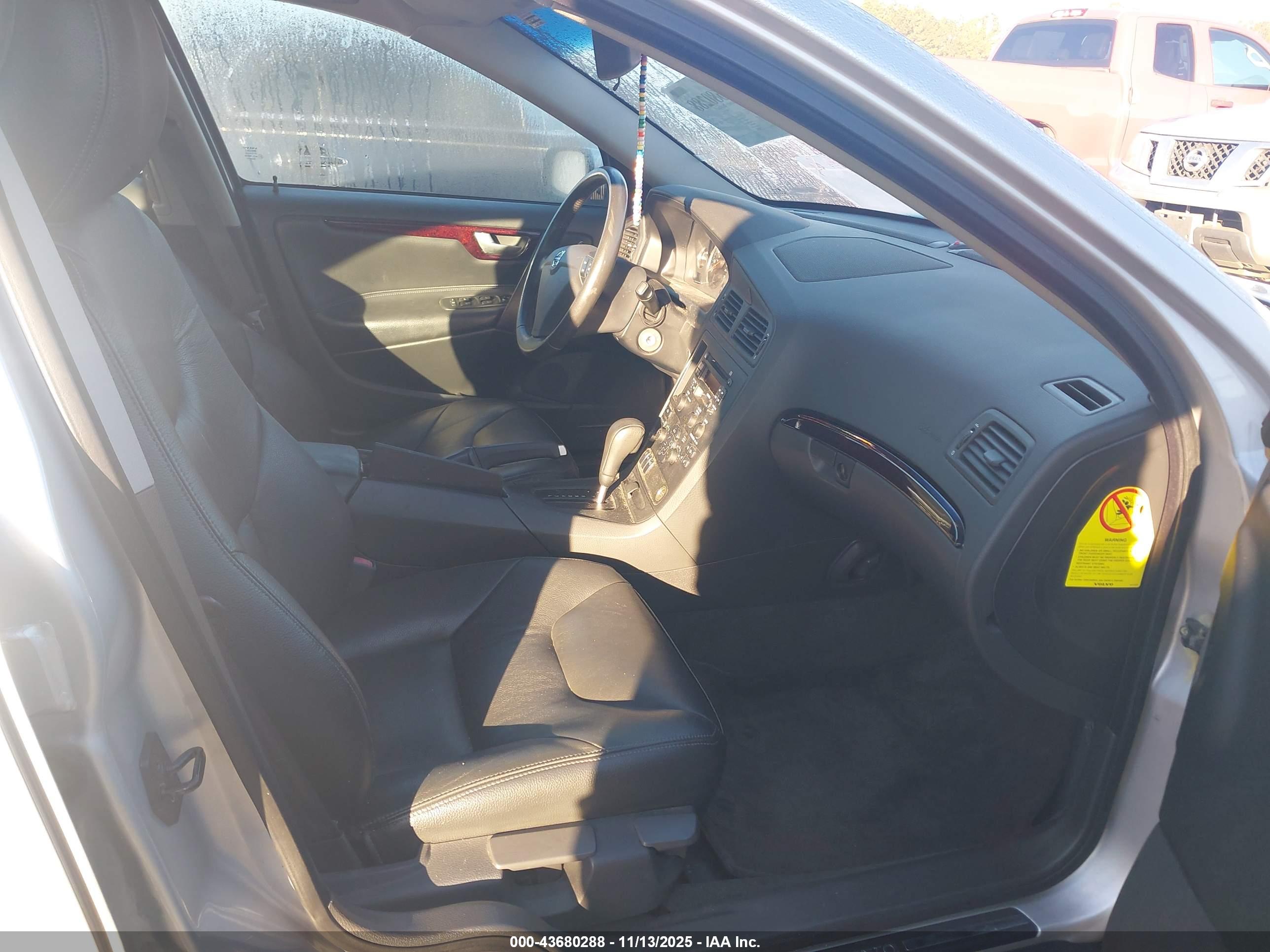 VOLVO S60 image 5