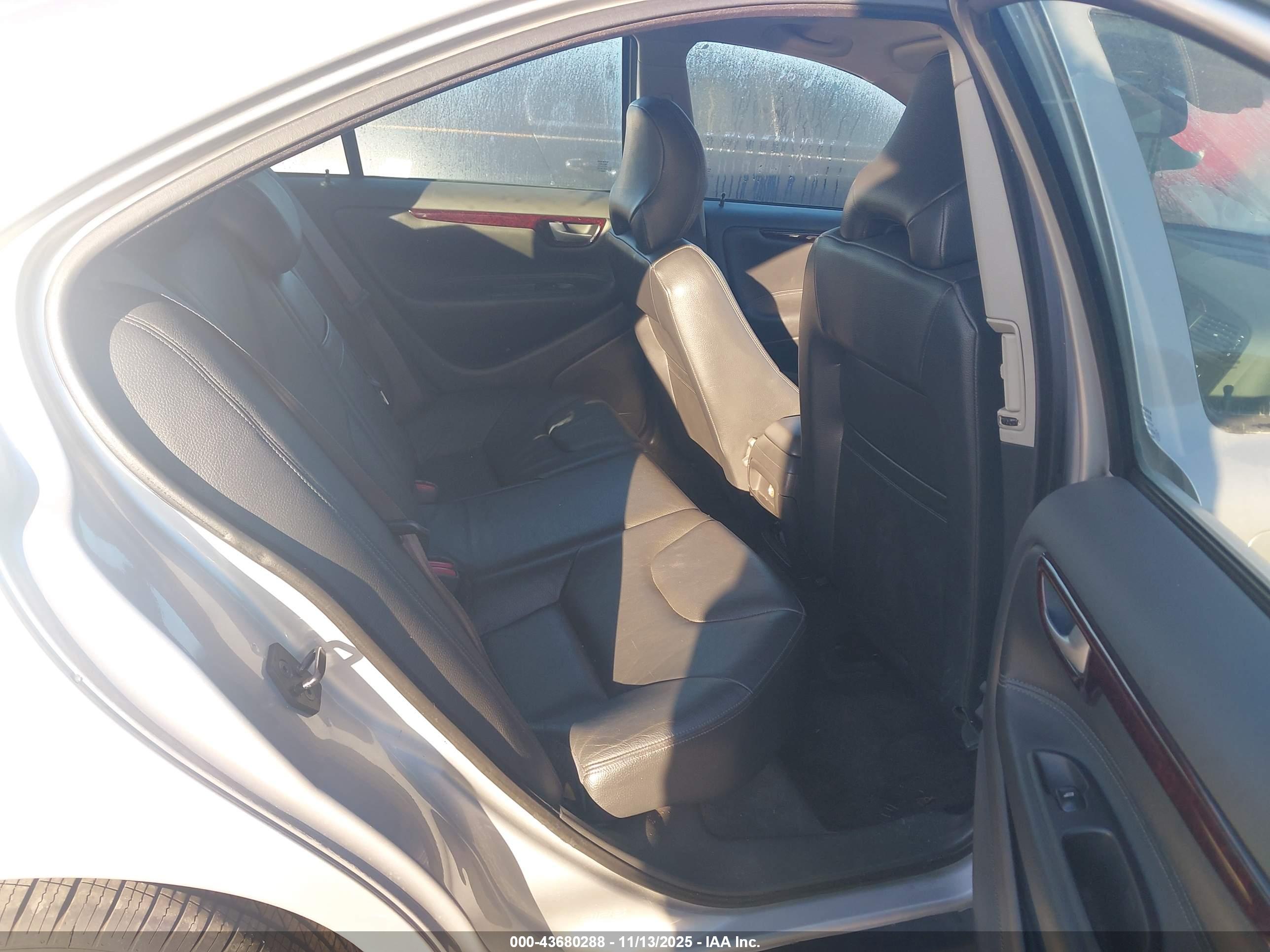 VOLVO S60 image 8