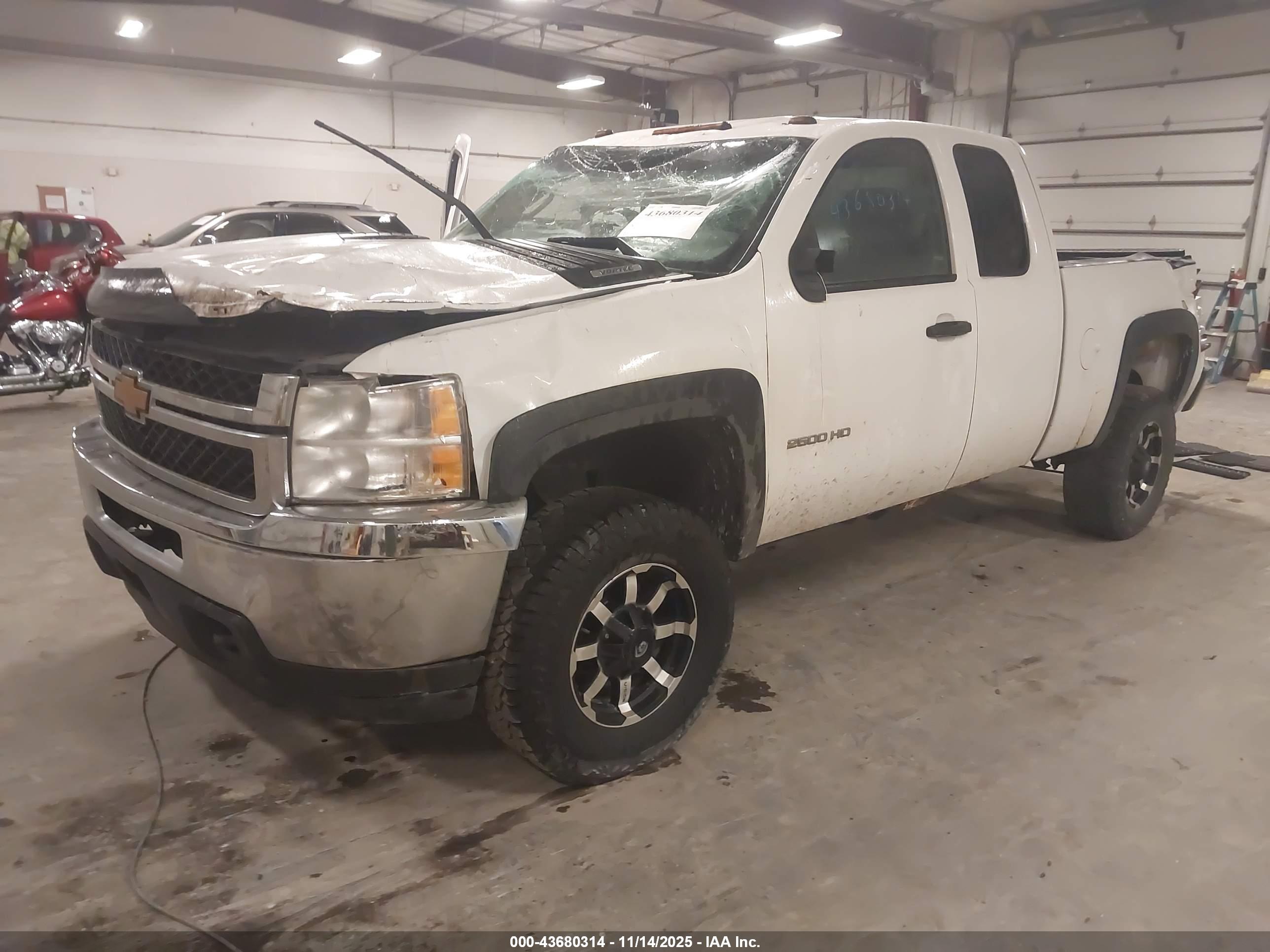 CHEVROLET SILVERADO image 2