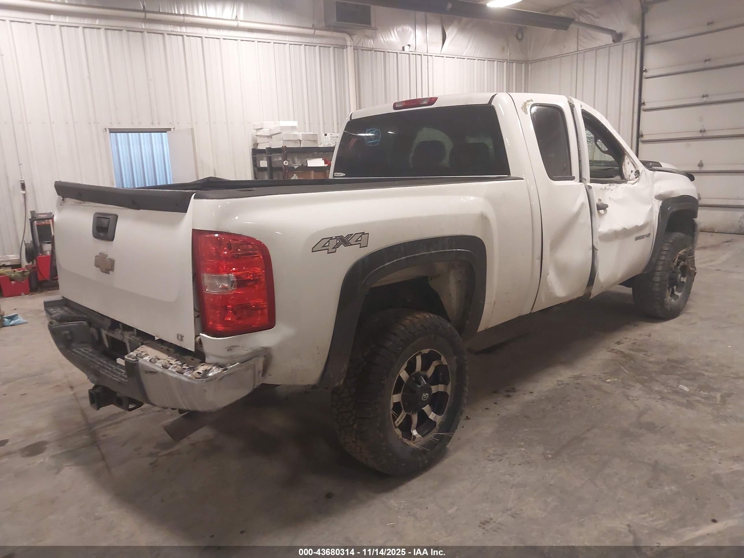 CHEVROLET SILVERADO image 4