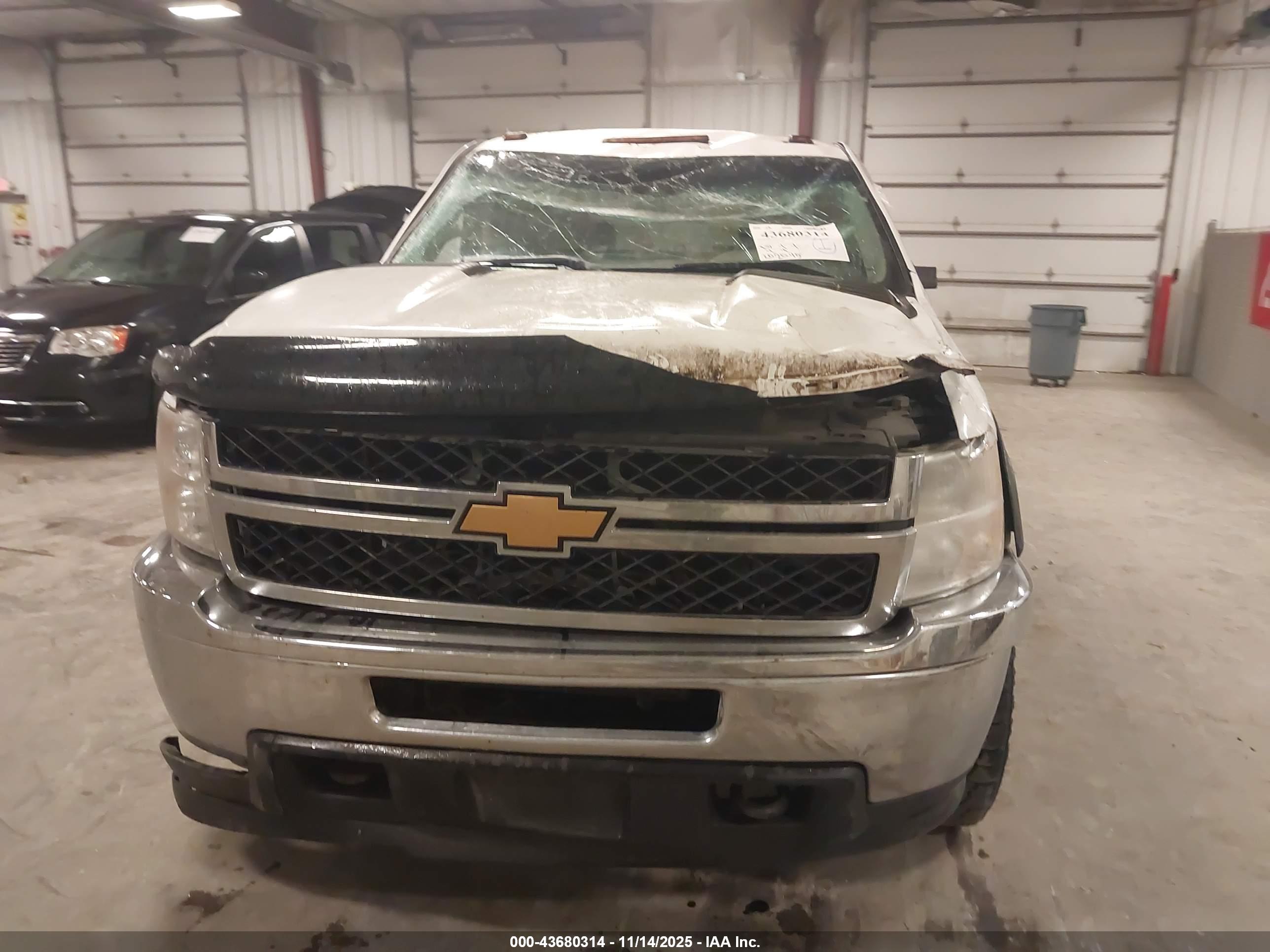 CHEVROLET SILVERADO image 6