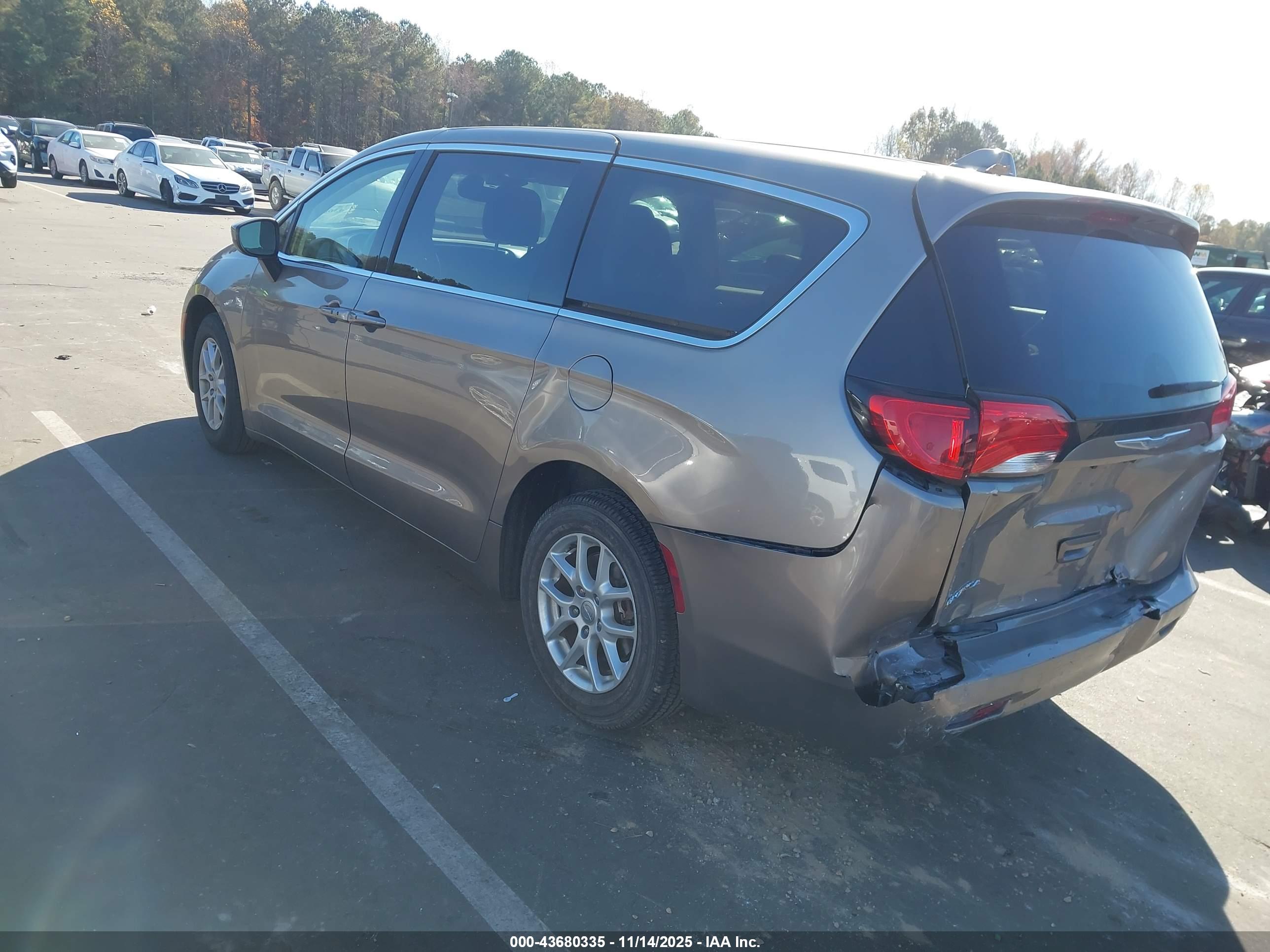 CHRYSLER PACIFICA image 3
