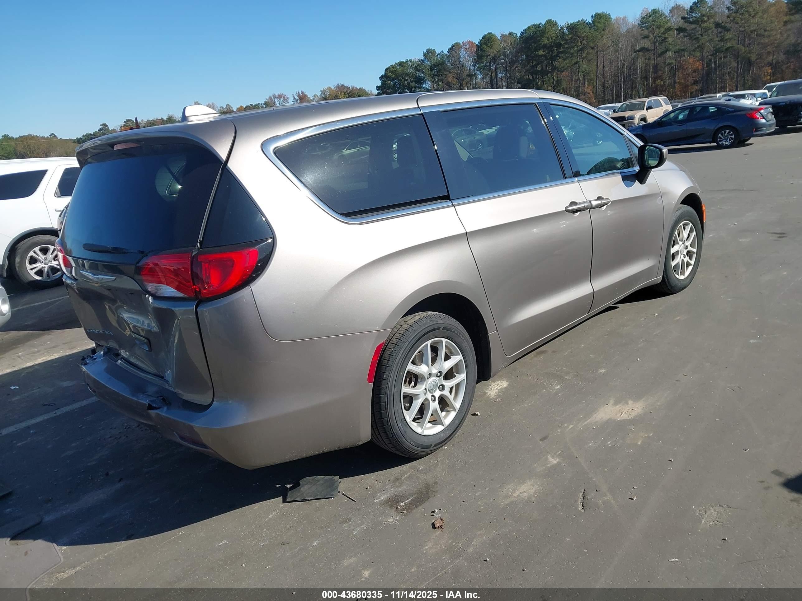CHRYSLER PACIFICA image 4