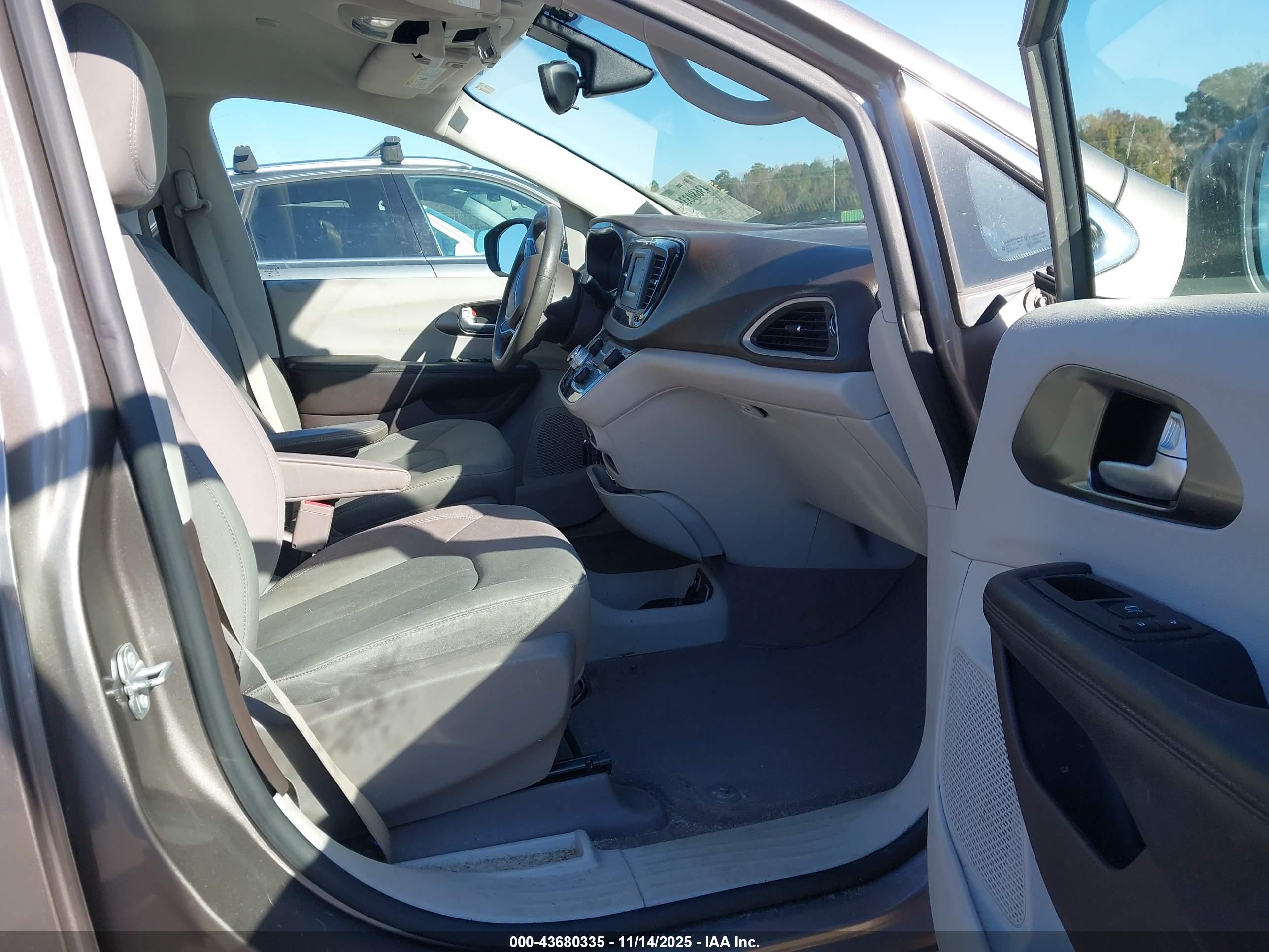 CHRYSLER PACIFICA image 5