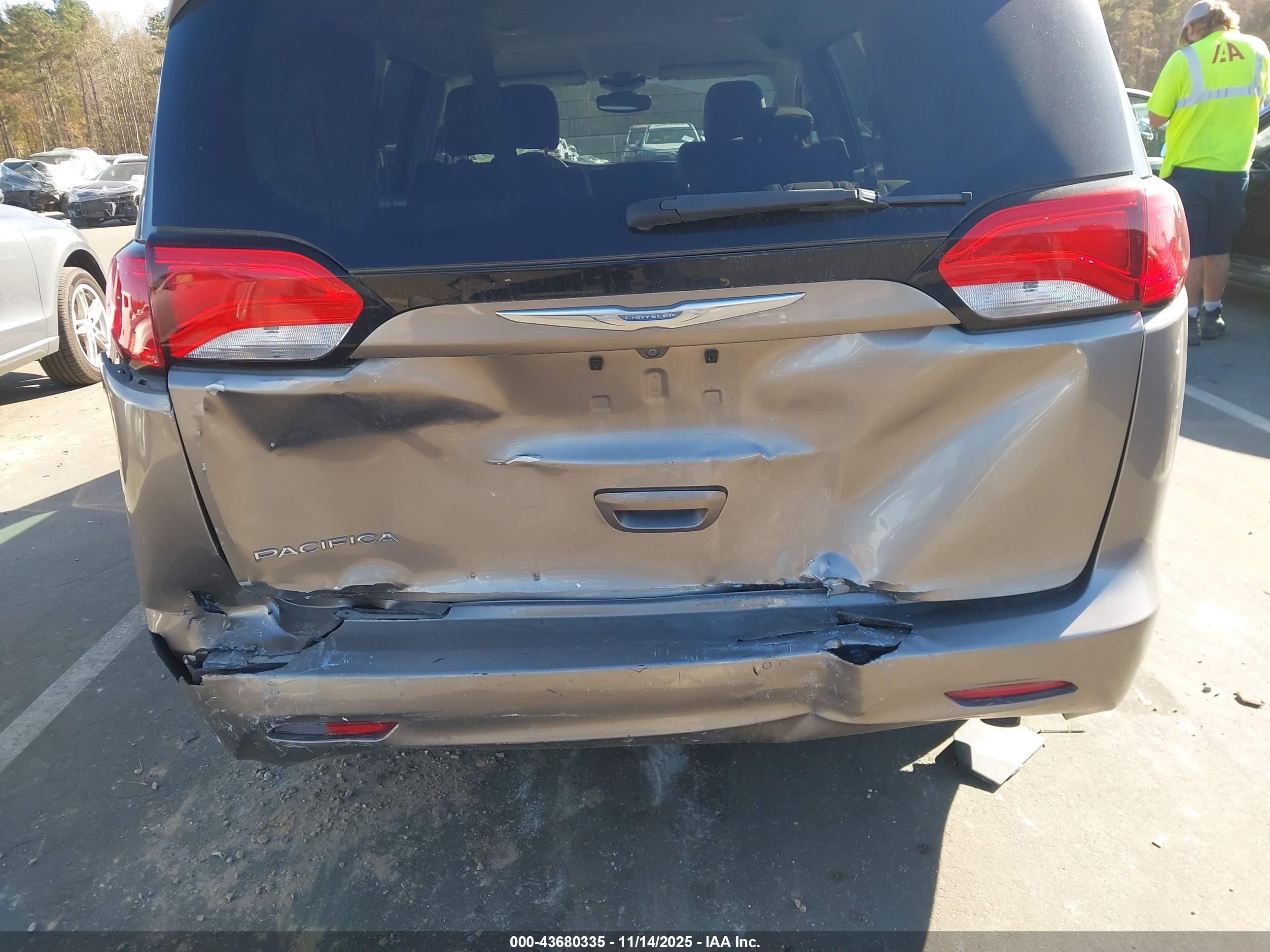 CHRYSLER PACIFICA image 6