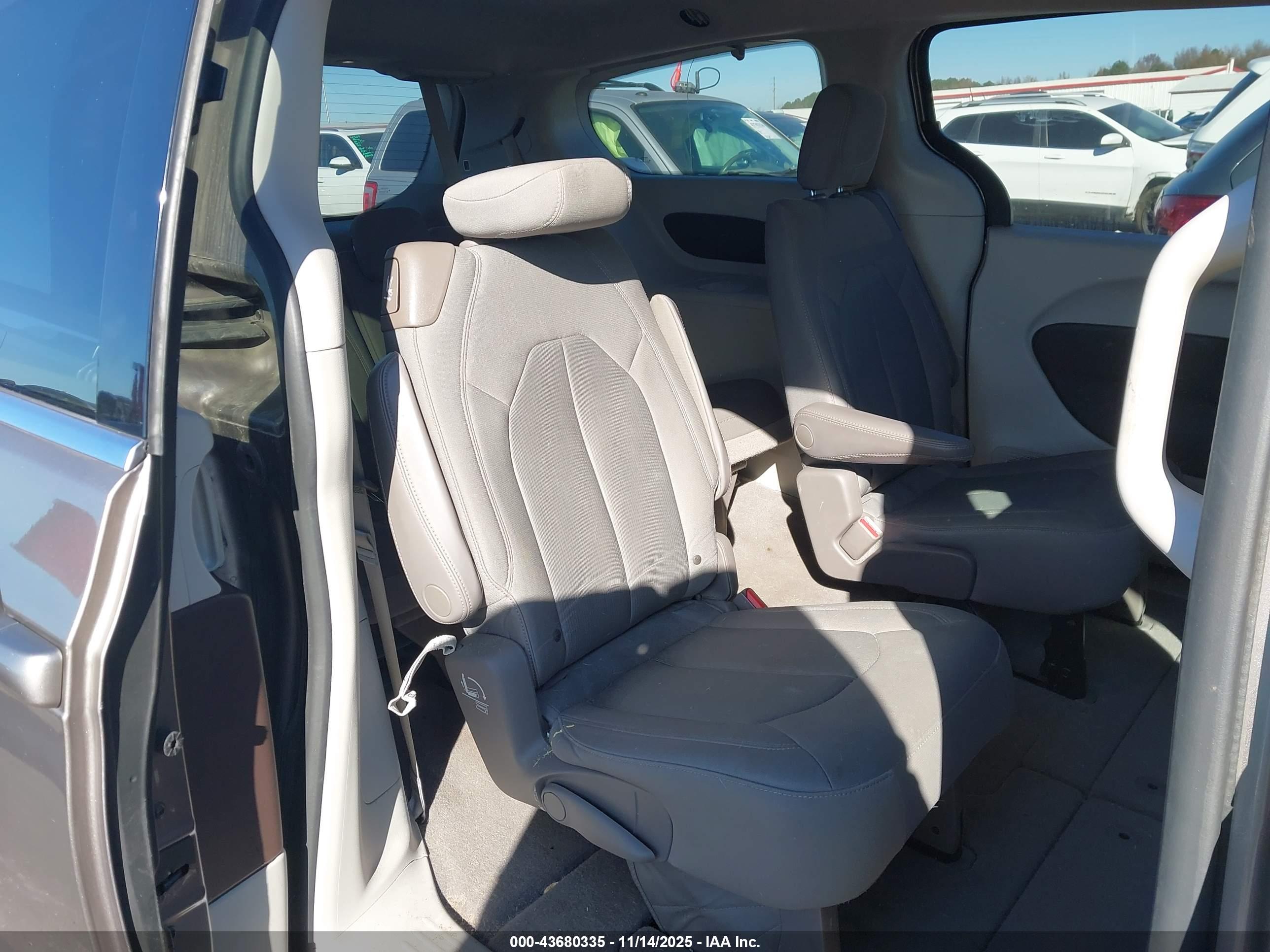 CHRYSLER PACIFICA image 8