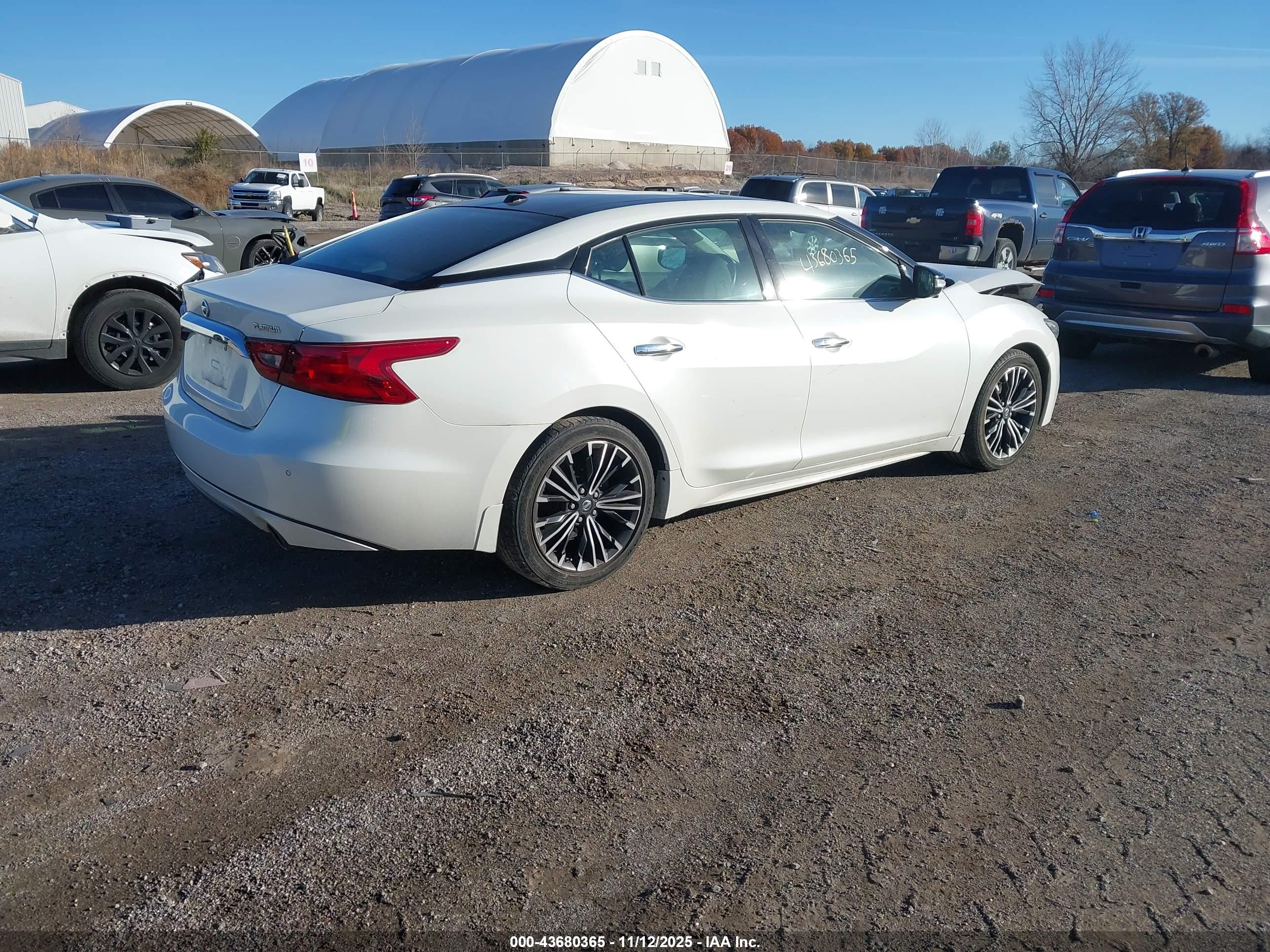 NISSAN MAXIMA image 4