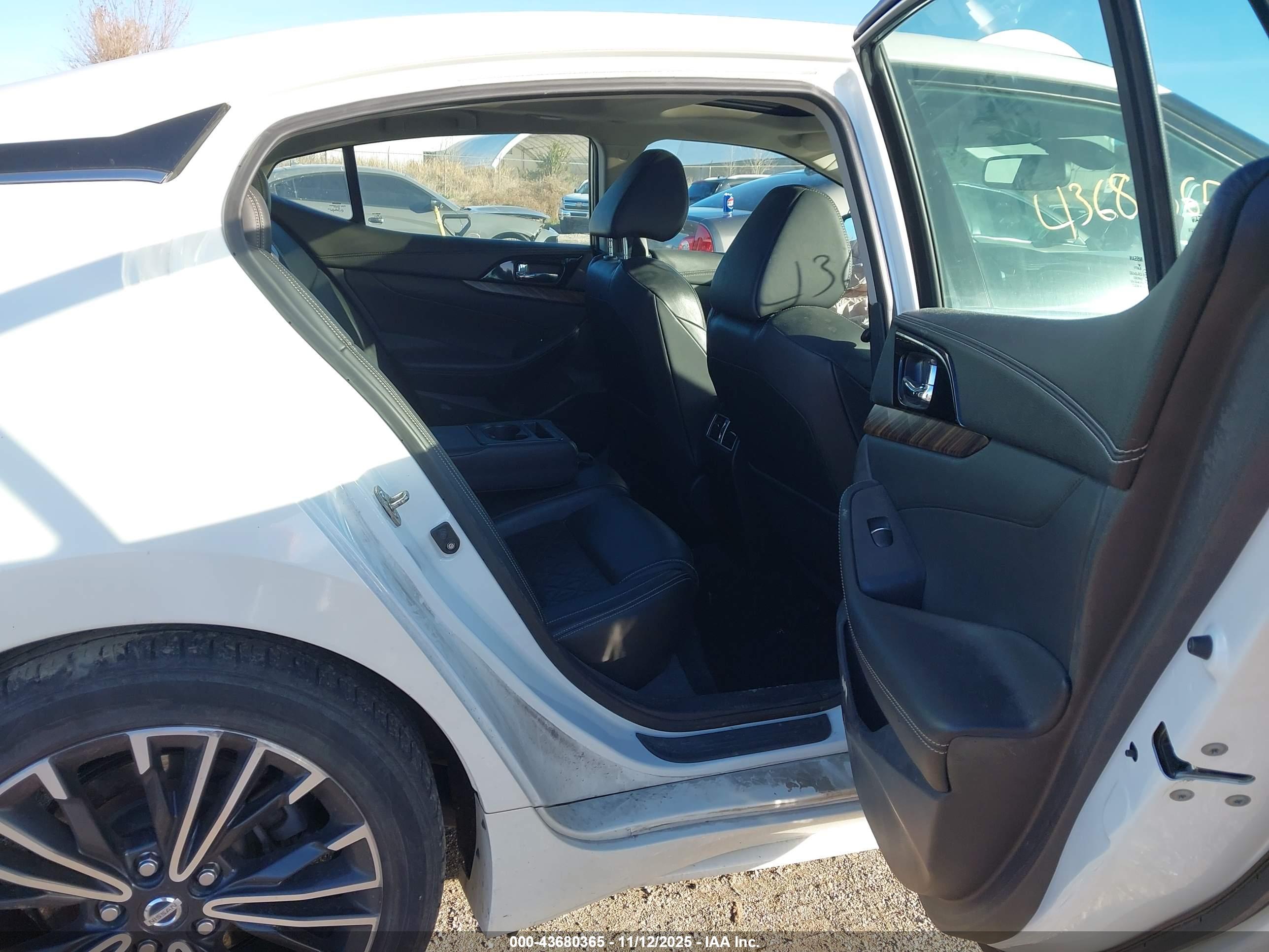 NISSAN MAXIMA image 8