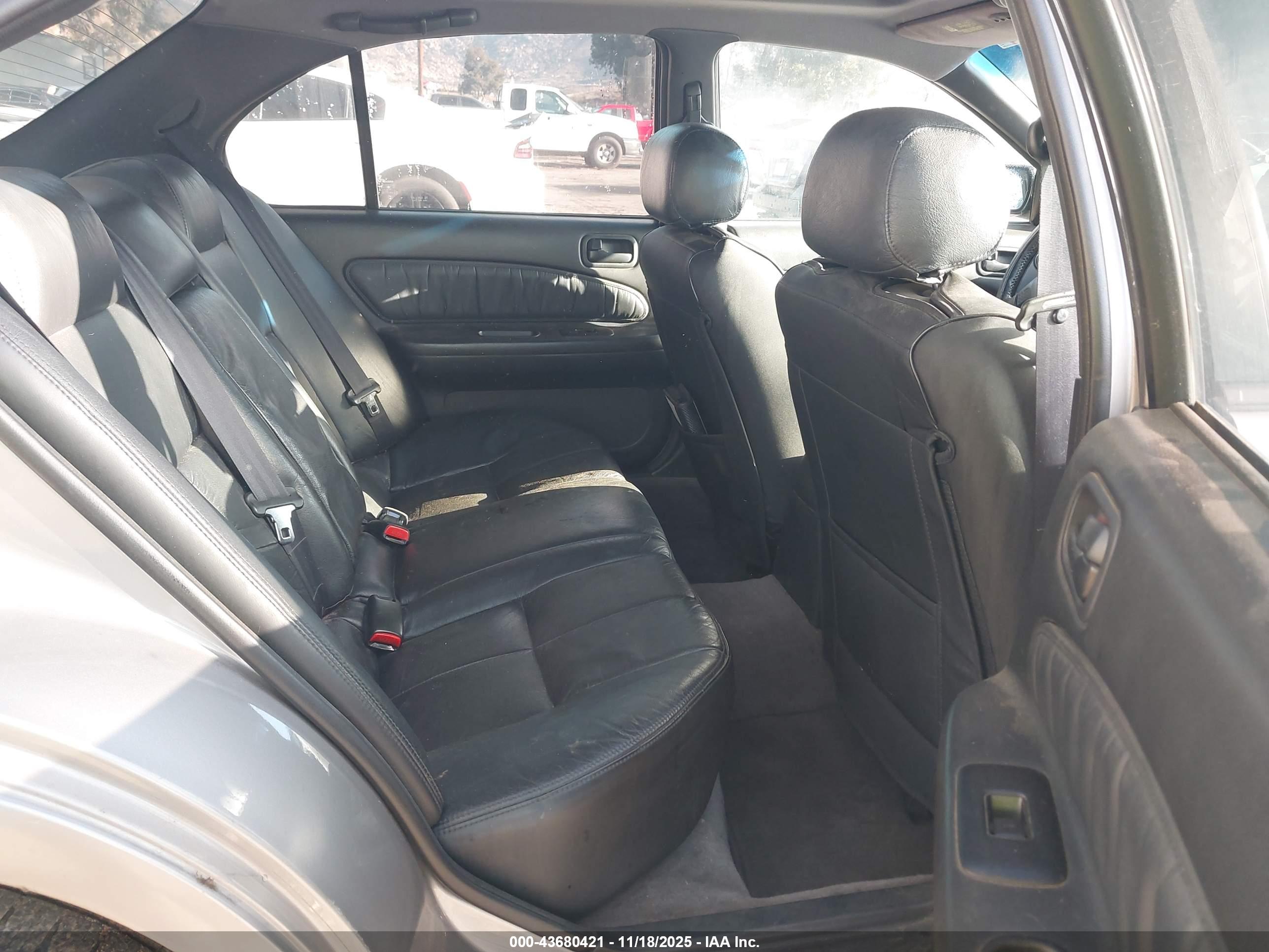NISSAN MAXIMA image 8