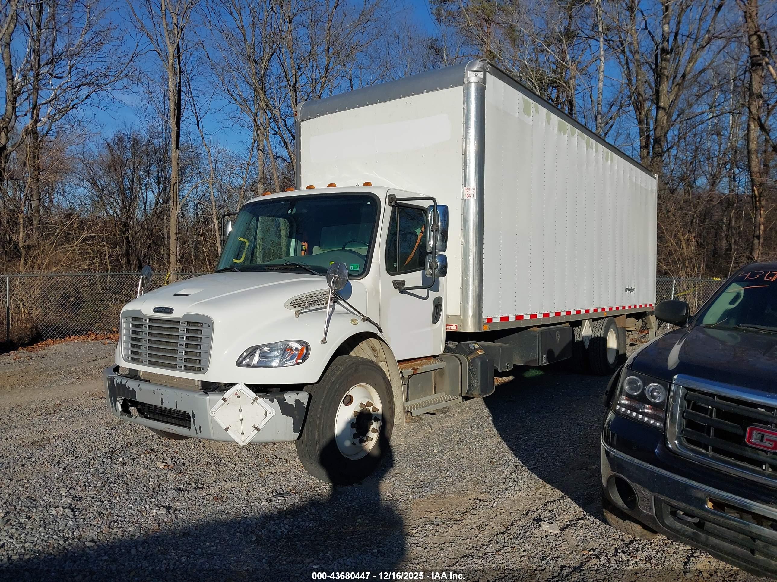 FREIGHTLINER M2 image 2