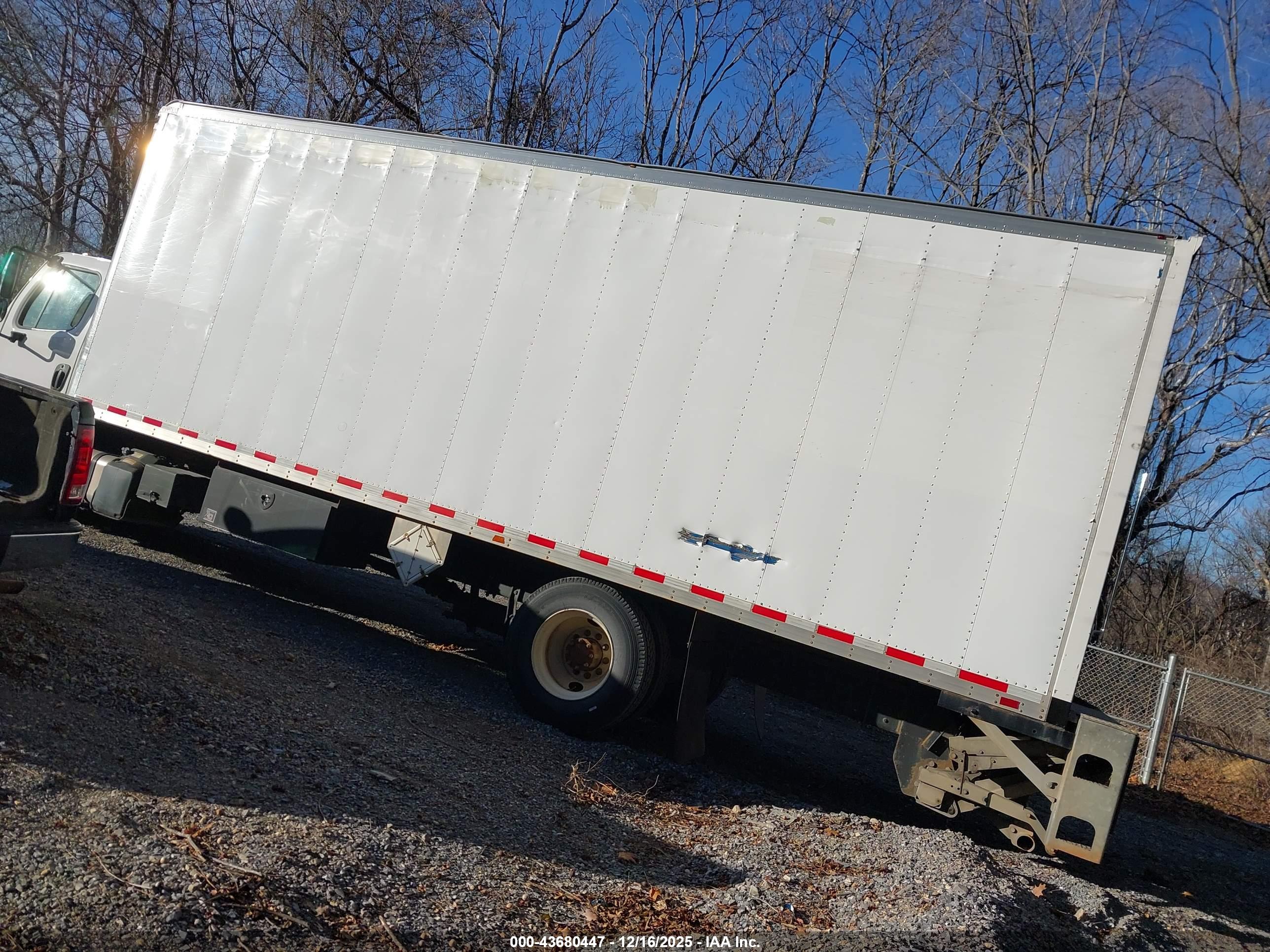 FREIGHTLINER M2 image 3