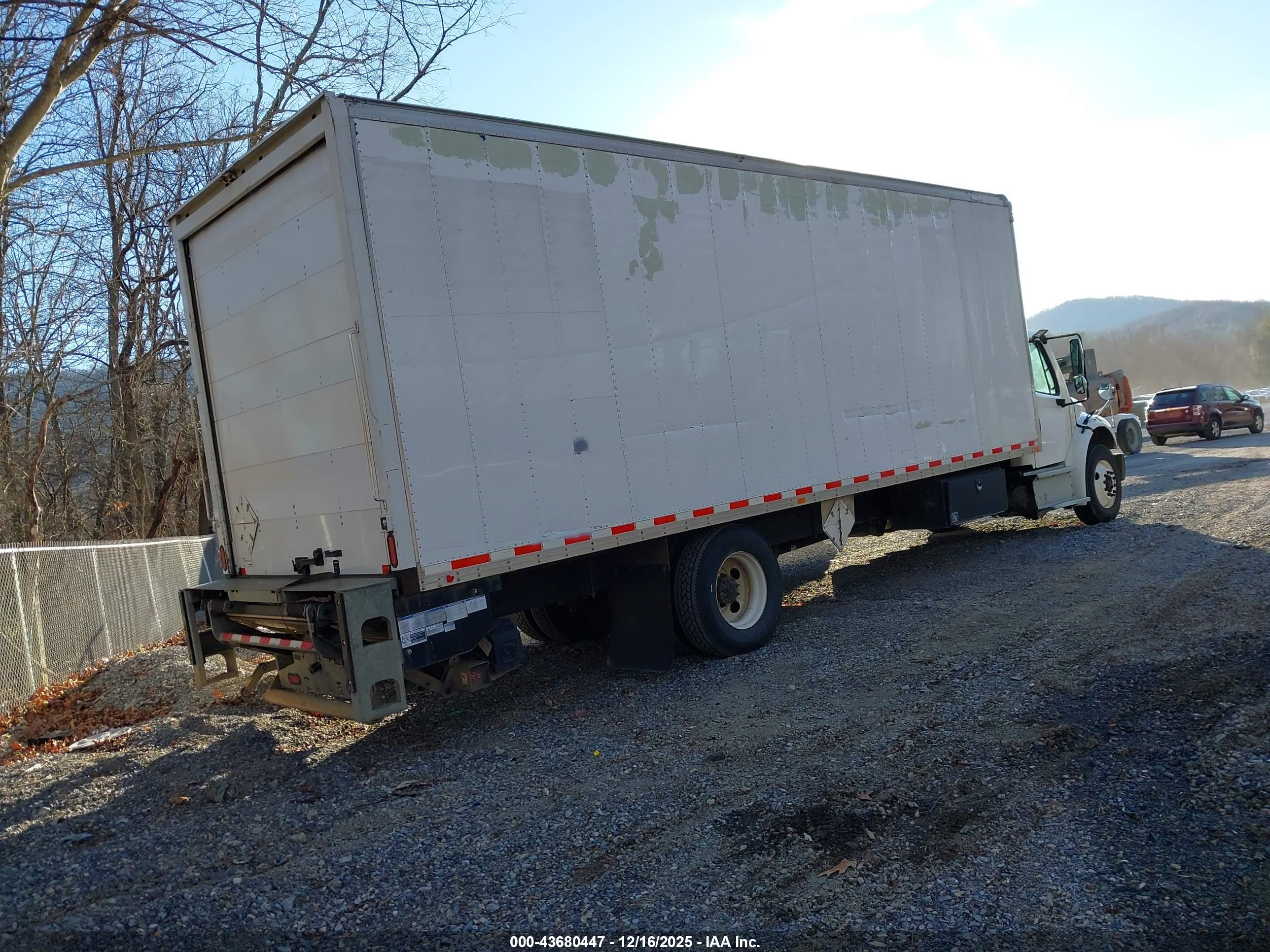 FREIGHTLINER M2 image 4